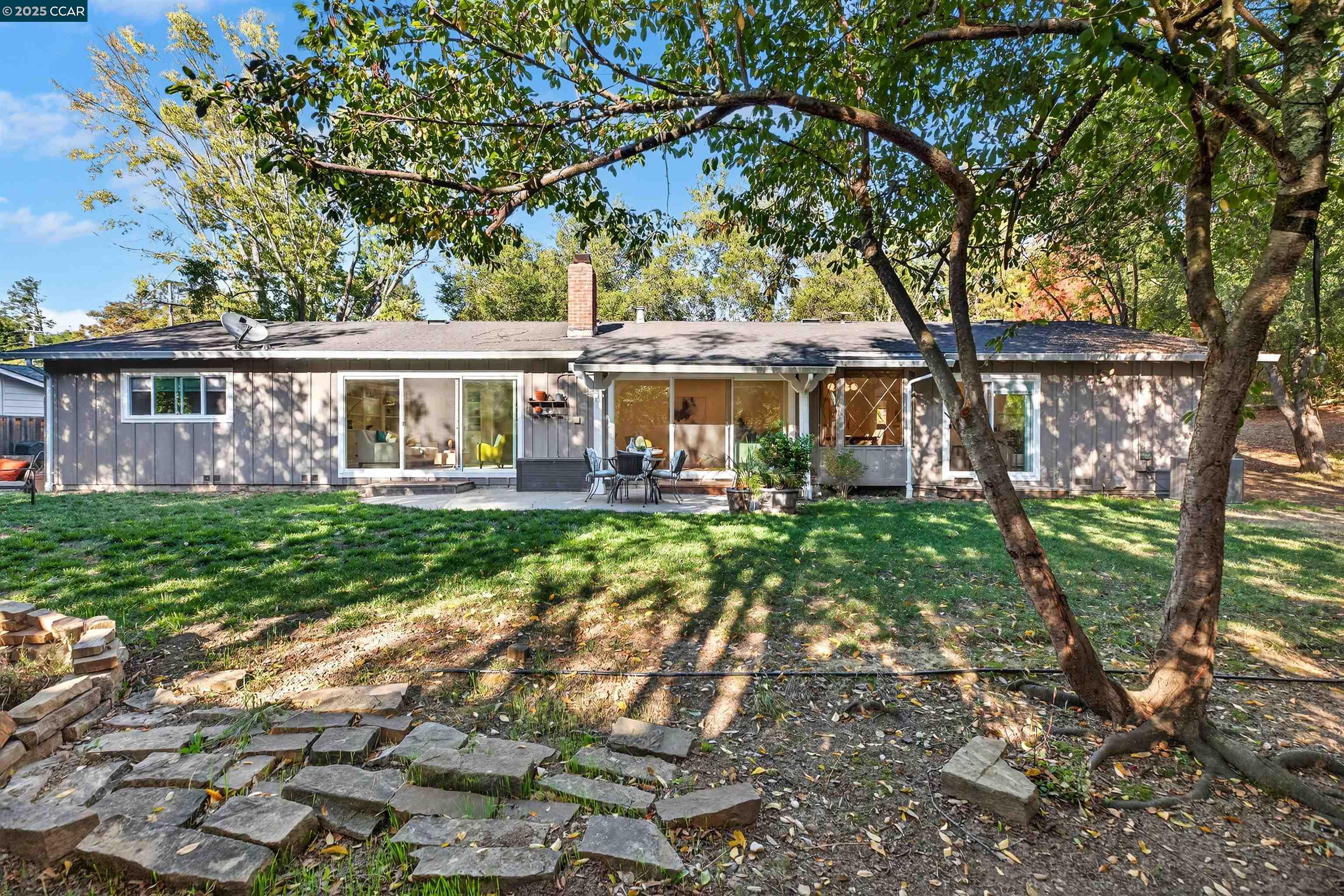 Detail Gallery Image 28 of 35 For 10 Chelton Ct, Orinda,  CA 94563 - 3 Beds | 2/1 Baths