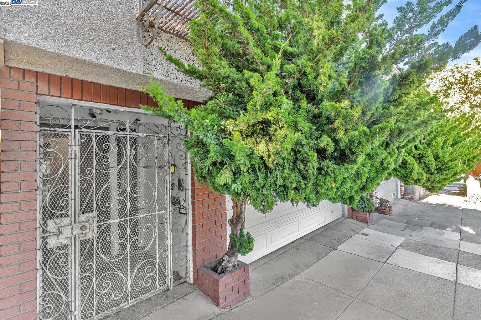 Detail Gallery Image 2 of 33 For 750 Mansell St, San Francisco,  CA 94134 - 4 Beds | 2 Baths