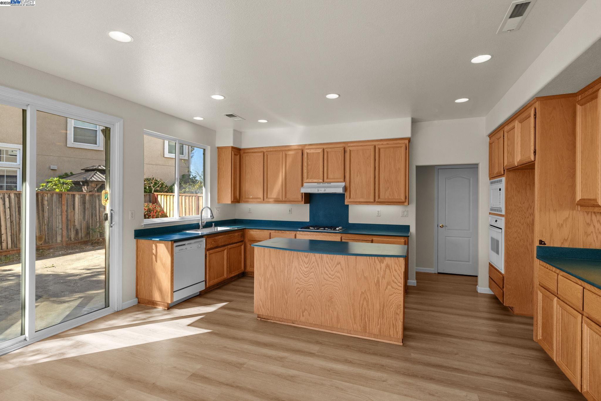 Detail Gallery Image 17 of 47 For 15619 Baypoint Ave, San Leandro,  CA 94579 - 4 Beds | 2/1 Baths