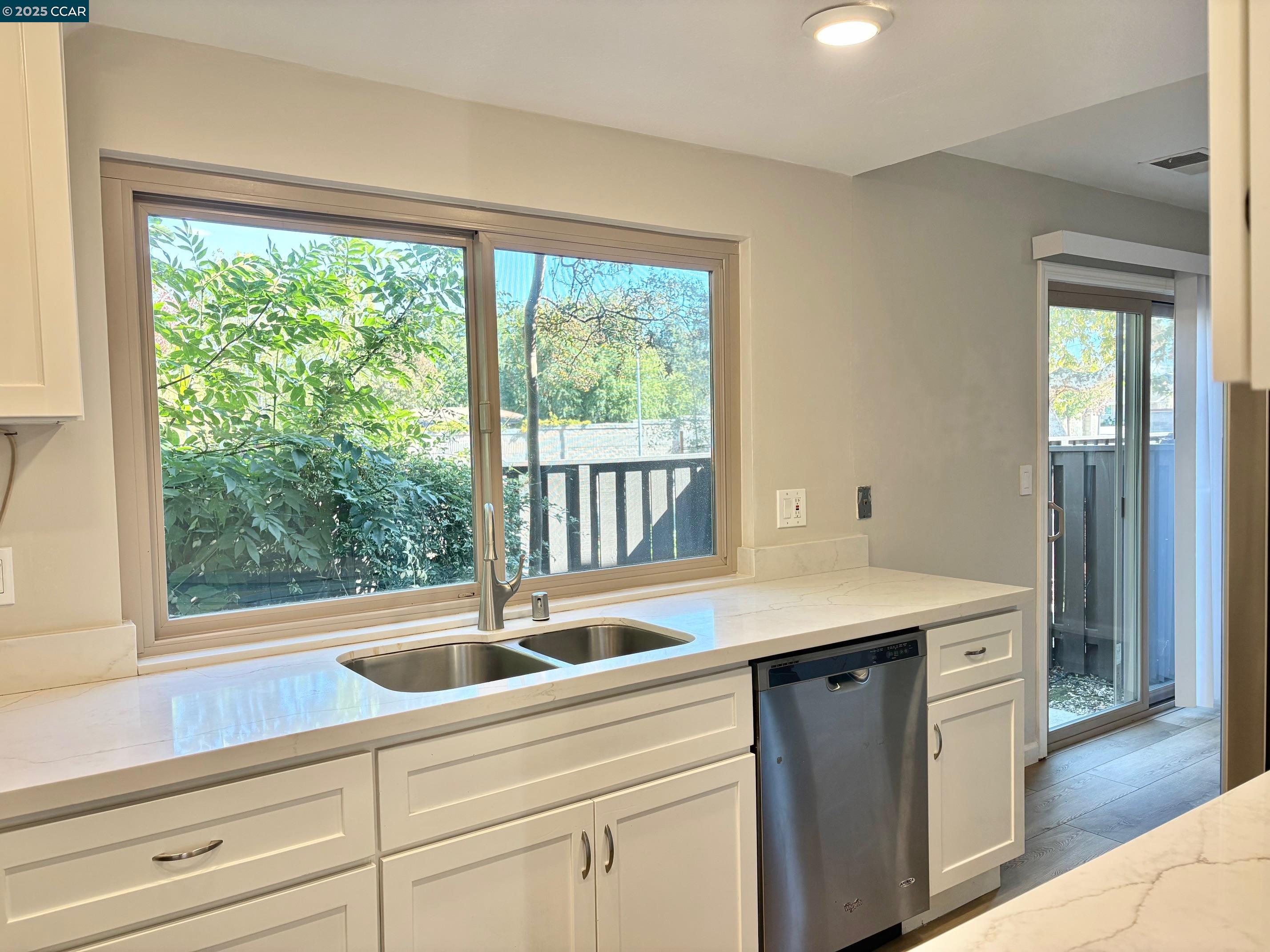 Detail Gallery Image 6 of 26 For 1624 Countrywood Court, Walnut Creek,  CA 94598 - 3 Beds | 2/1 Baths