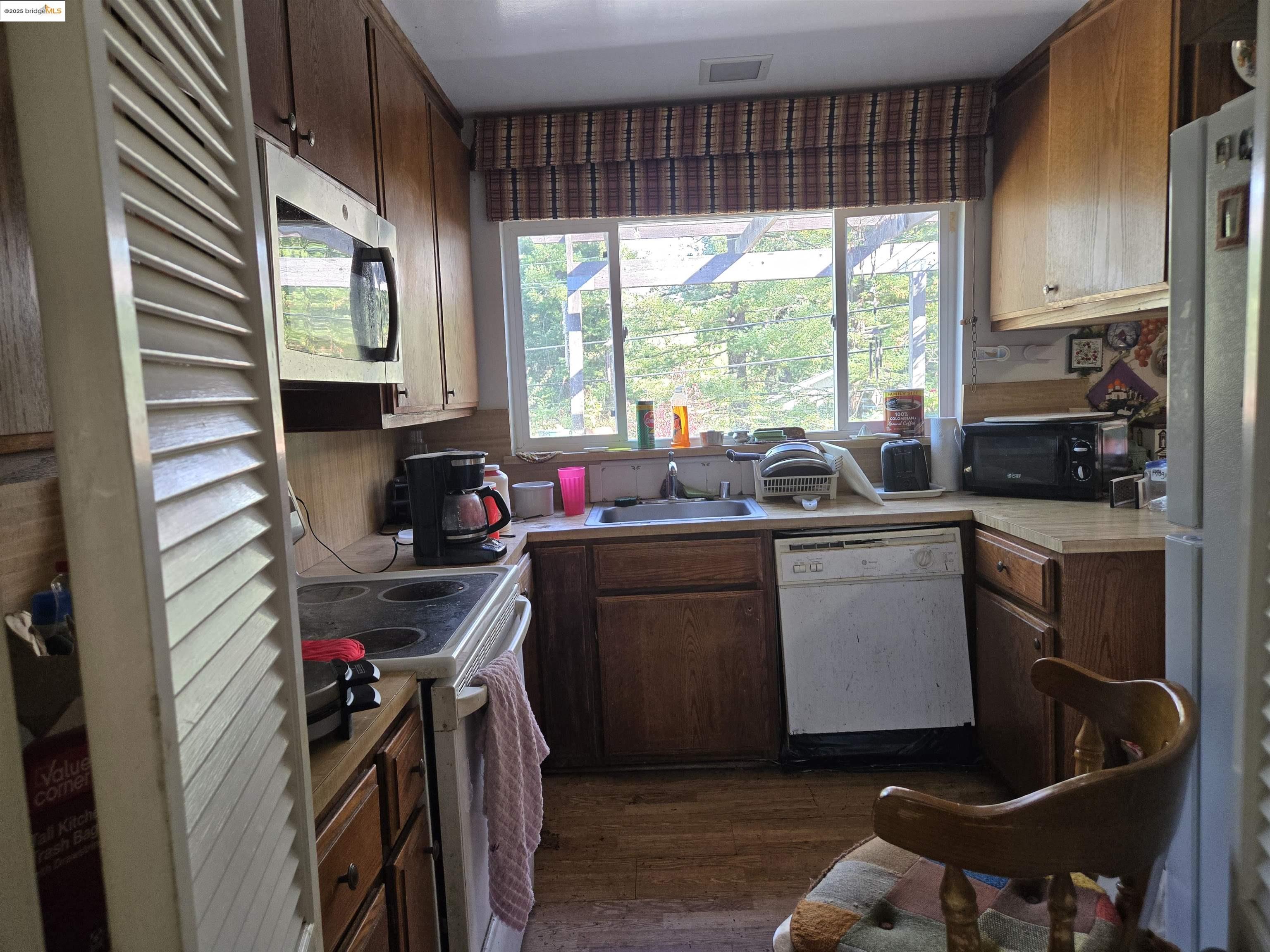 Detail Gallery Image 11 of 20 For 220 Canyon Dr, Portola Valley,  CA 94028 - 4 Beds | 3 Baths