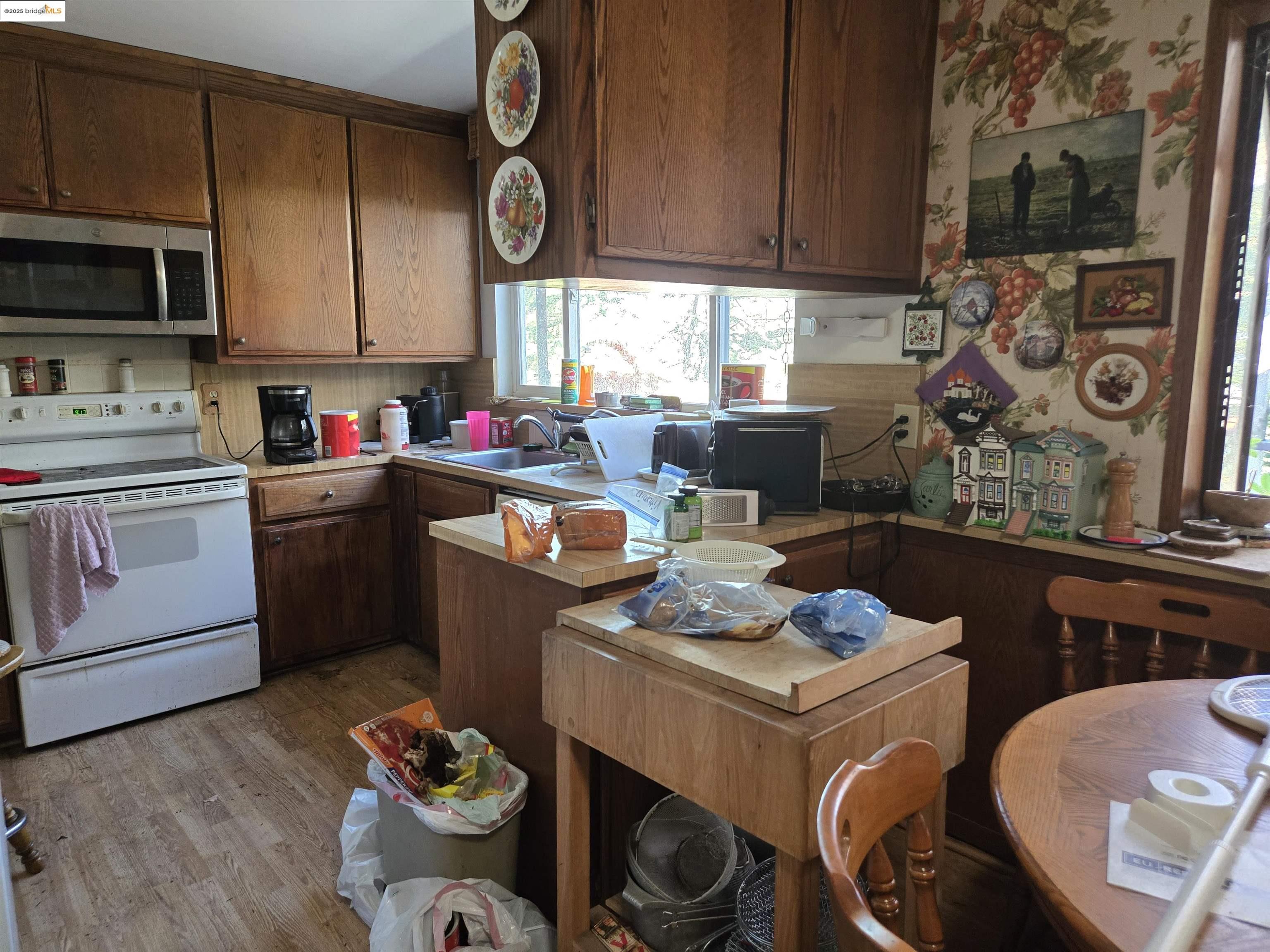 Detail Gallery Image 12 of 20 For 220 Canyon Dr, Portola Valley,  CA 94028 - 4 Beds | 3 Baths