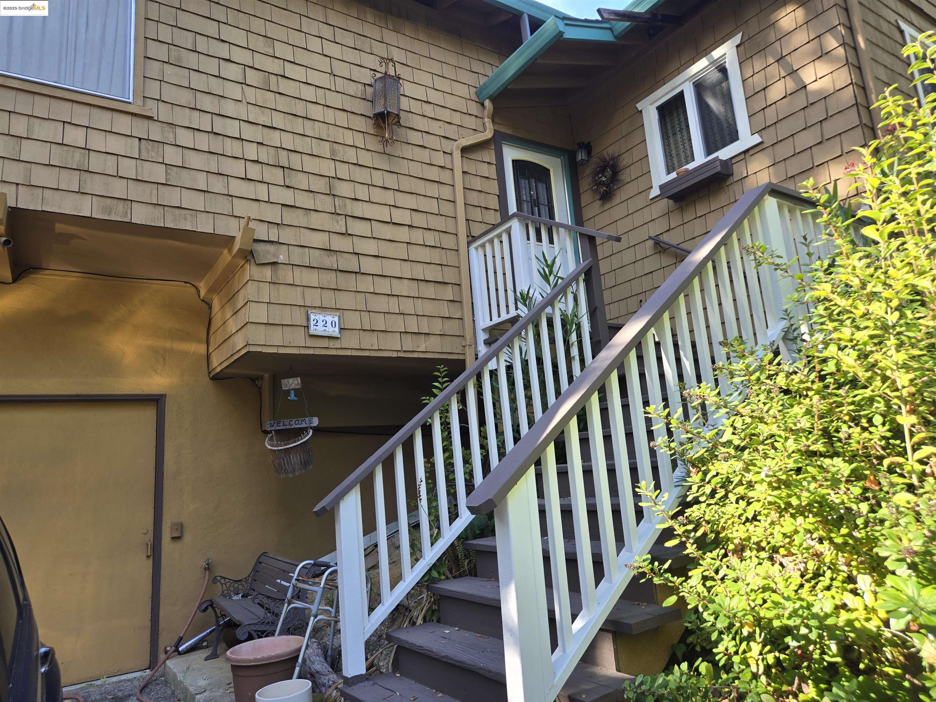 Detail Gallery Image 4 of 20 For 220 Canyon Dr, Portola Valley,  CA 94028 - 4 Beds | 3 Baths