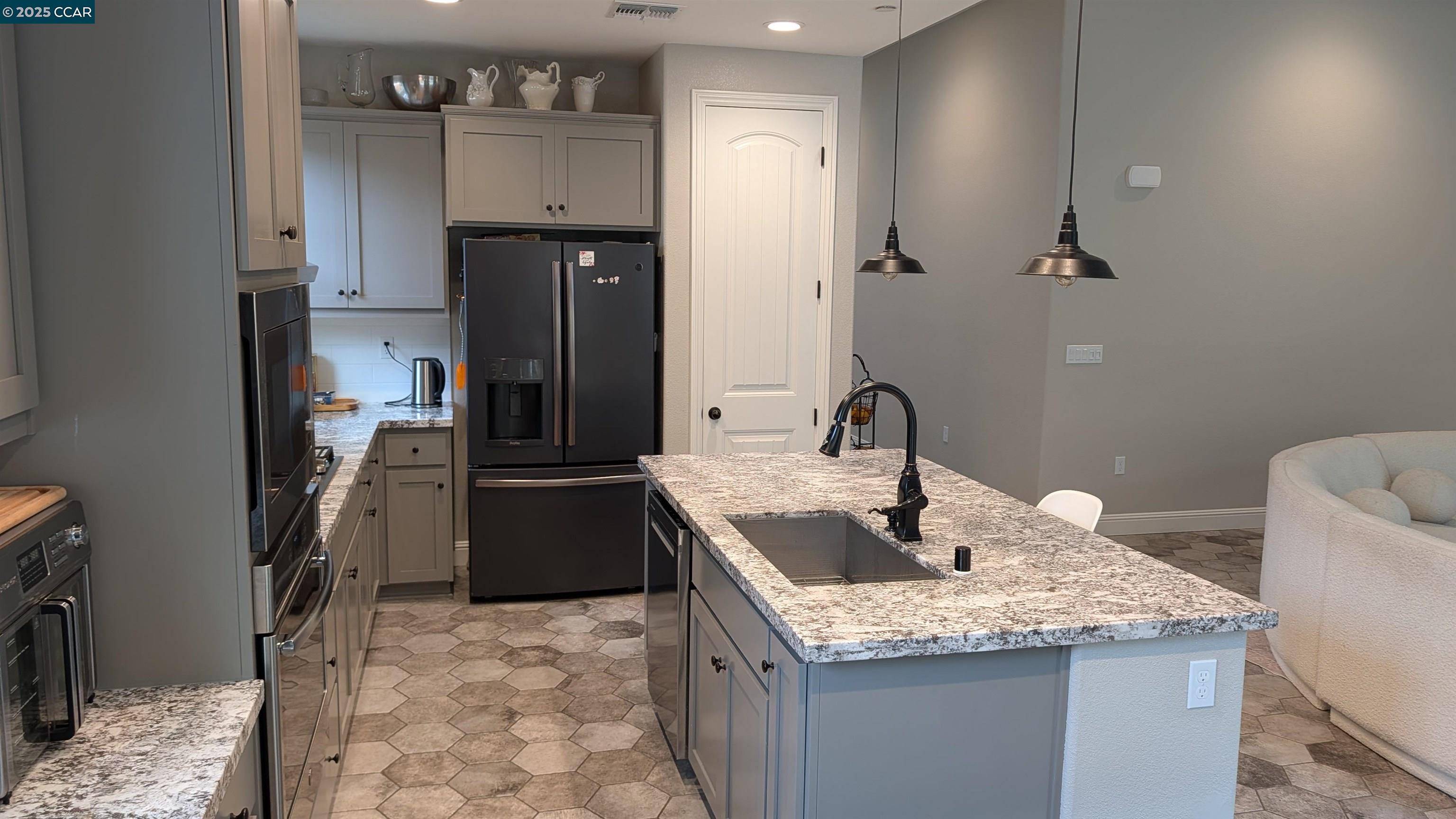 Detail Gallery Image 9 of 27 For 1813 Holsteiner Dr, Fairfield,  CA 94534 - 4 Beds | 3 Baths