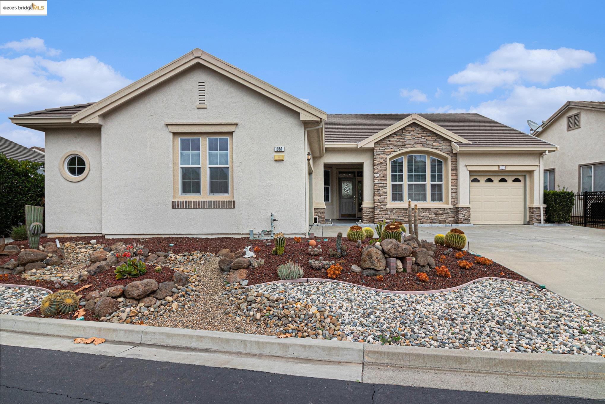 Detail Gallery Image 2 of 40 For 1951 Desert Gold Pl, Brentwood,  CA 94513 - 2 Beds | 2/1 Baths