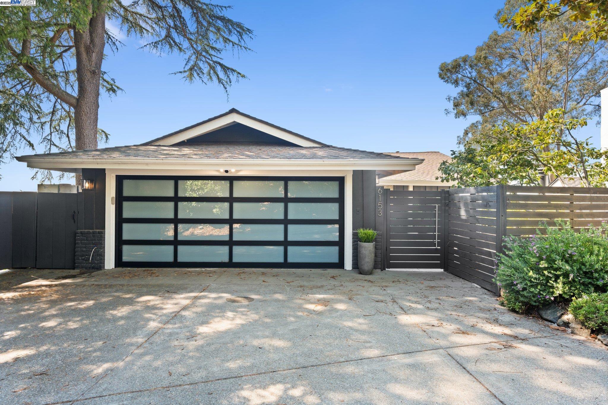 Detail Gallery Image 2 of 60 For 6153 Ascot Dr, Oakland,  CA 94611 - 4 Beds | 3/1 Baths