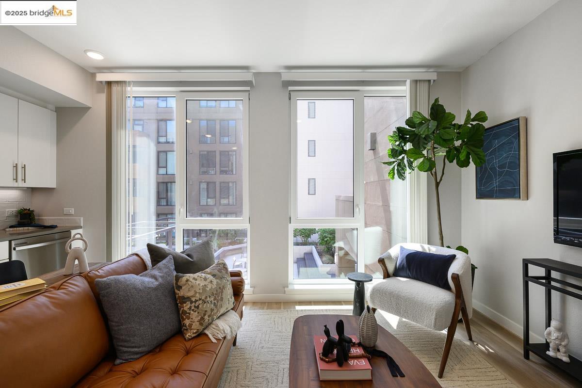 Detail Gallery Image 2 of 38 For 260 Brooklyn Basin Way #423,  Oakland,  CA 94606 - 1 Beds | 1 Baths