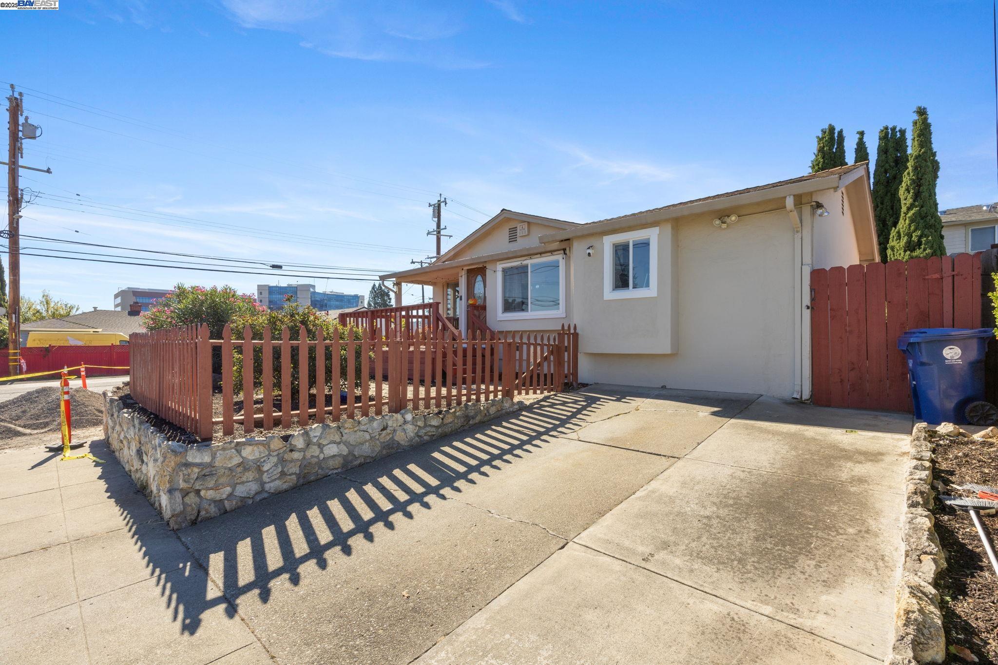 Detail Gallery Image 2 of 41 For 19695 Bernal St, Castro Valley,  CA 94546-3341 - 4 Beds | 2 Baths