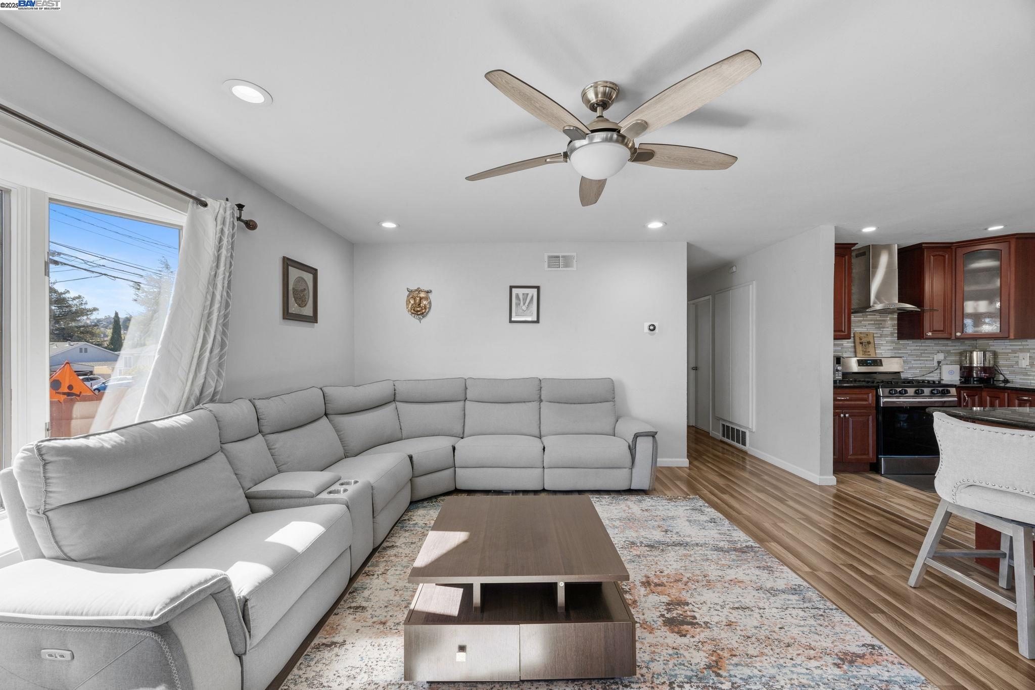 Detail Gallery Image 13 of 41 For 19695 Bernal St, Castro Valley,  CA 94546-3341 - 4 Beds | 2 Baths