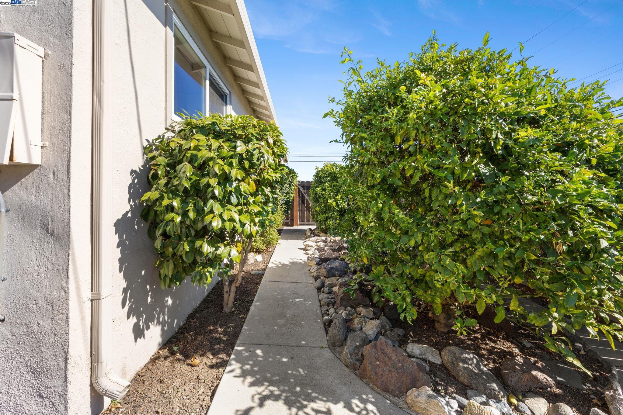 Detail Gallery Image 37 of 41 For 19695 Bernal St, Castro Valley,  CA 94546-3341 - 4 Beds | 2 Baths