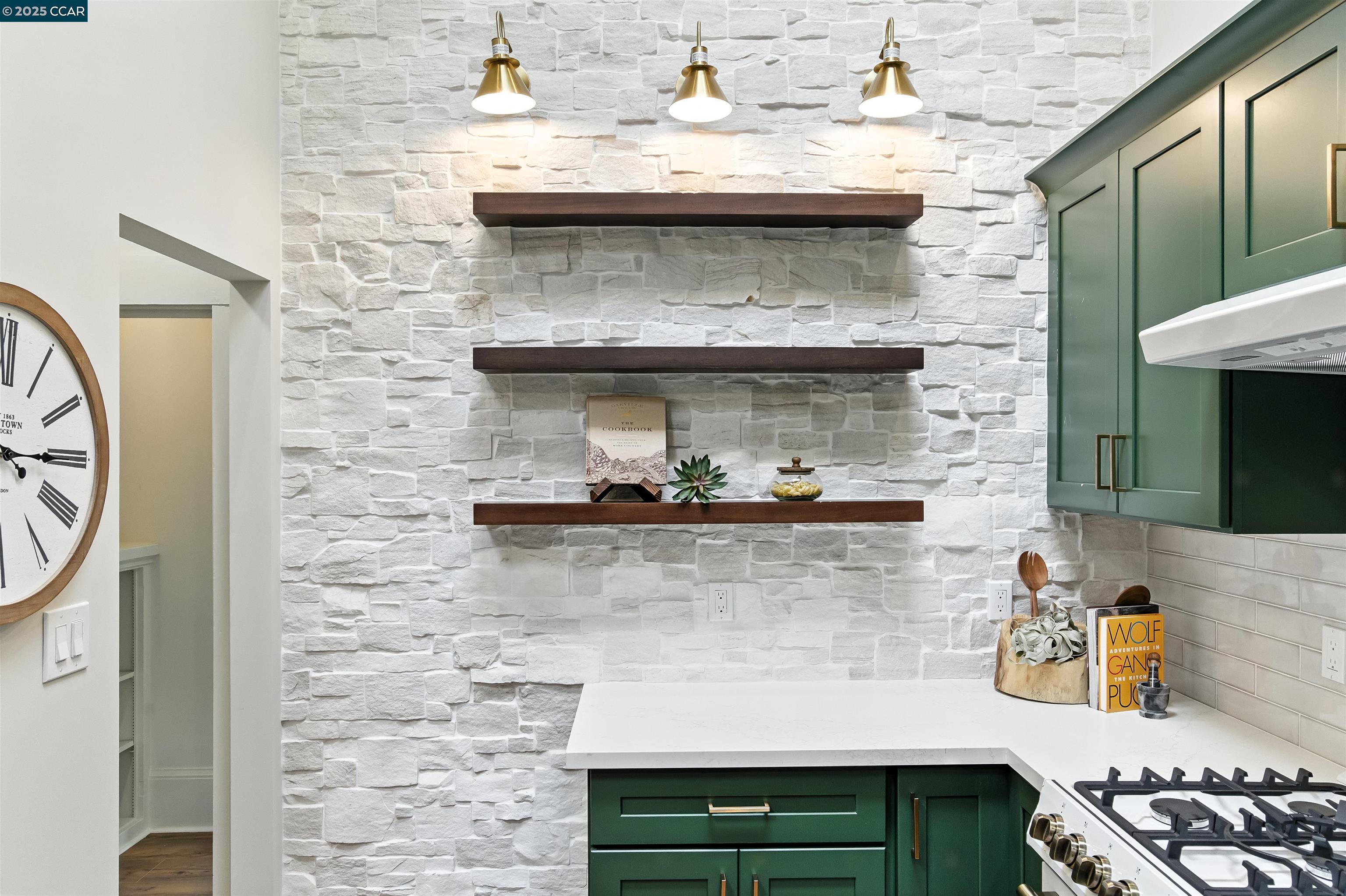 Detail Gallery Image 12 of 30 For 5020 Golden Gate Ave, Oakland,  CA 94618 - 4 Beds | 3 Baths