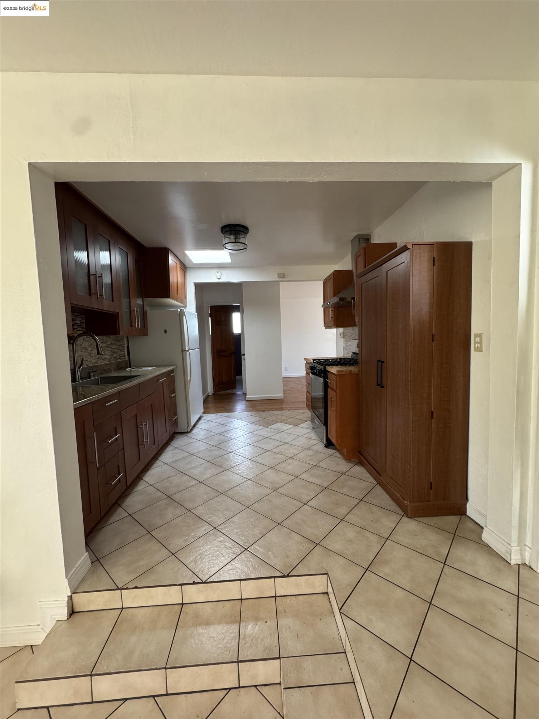 Detail Gallery Image 6 of 27 For 447 S 16th St, Richmond,  CA 94804 - 4 Beds | 2 Baths