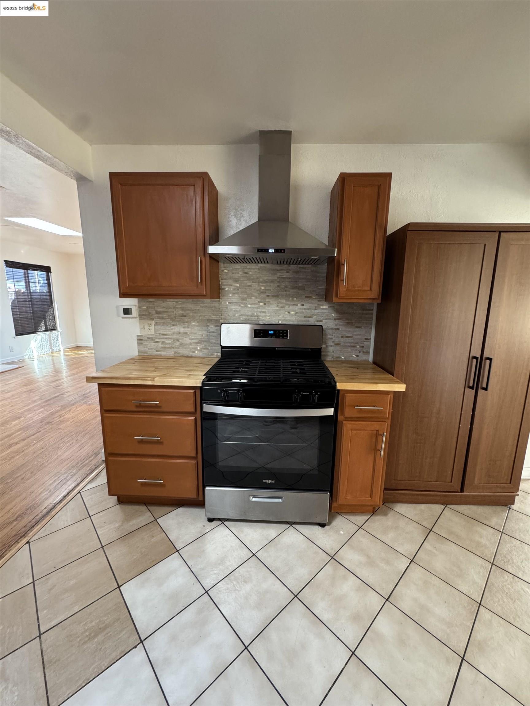 Detail Gallery Image 7 of 27 For 447 S 16th St, Richmond,  CA 94804 - 4 Beds | 2 Baths