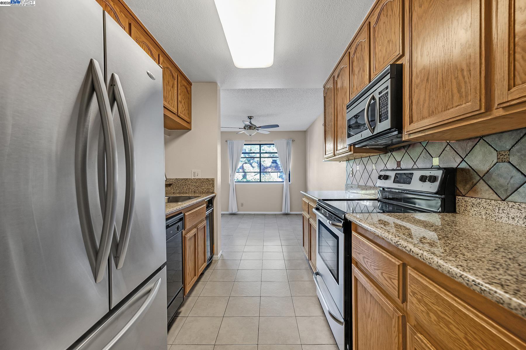 Detail Gallery Image 3 of 24 For 21117 Gary Dr #217,  Hayward,  CA 94546 - 2 Beds | 1/1 Baths
