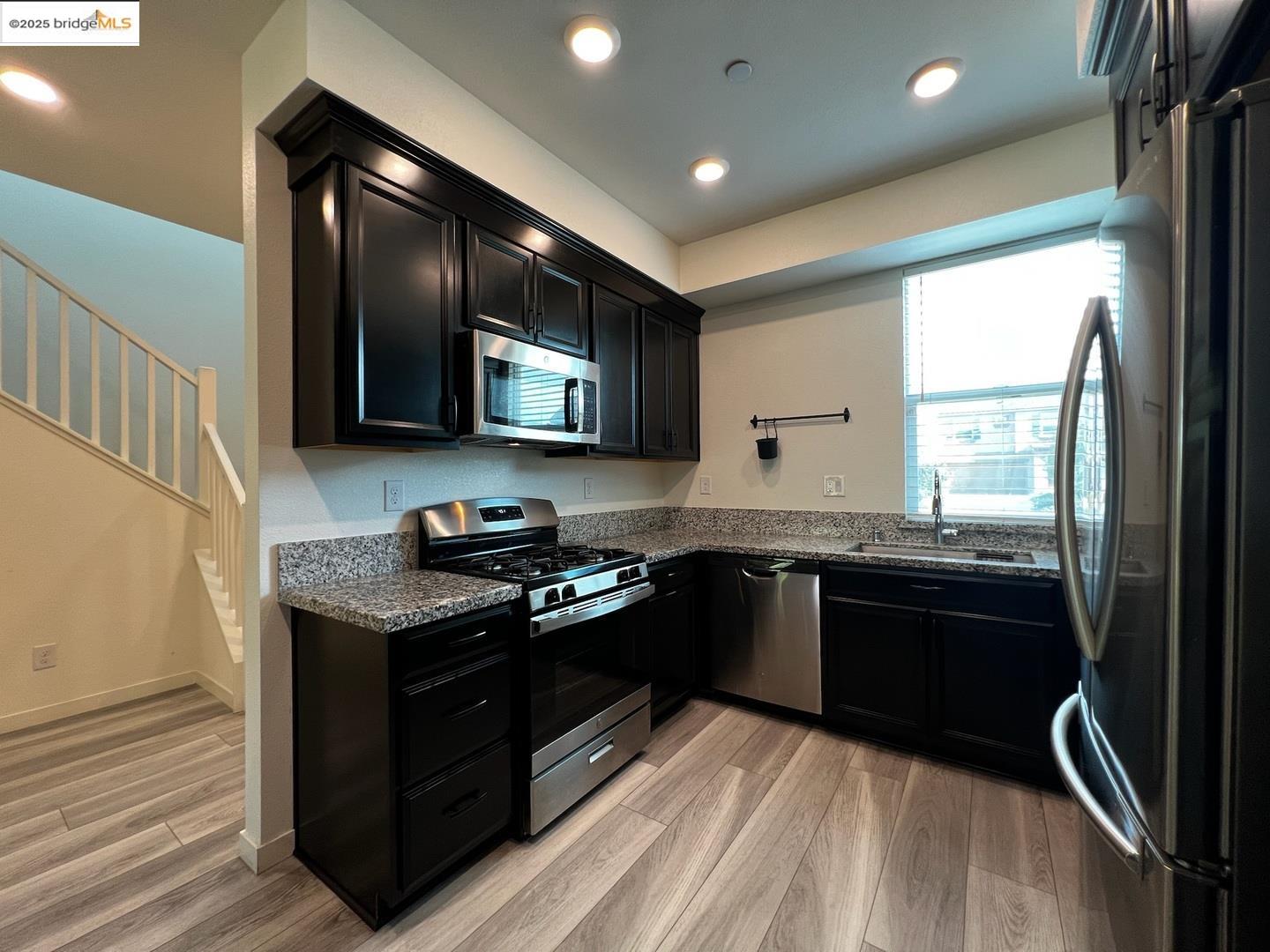 Detail Gallery Image 5 of 28 For 62 Aurum Park Ct, Sacramento,  CA 95838 - 3 Beds | 2/1 Baths