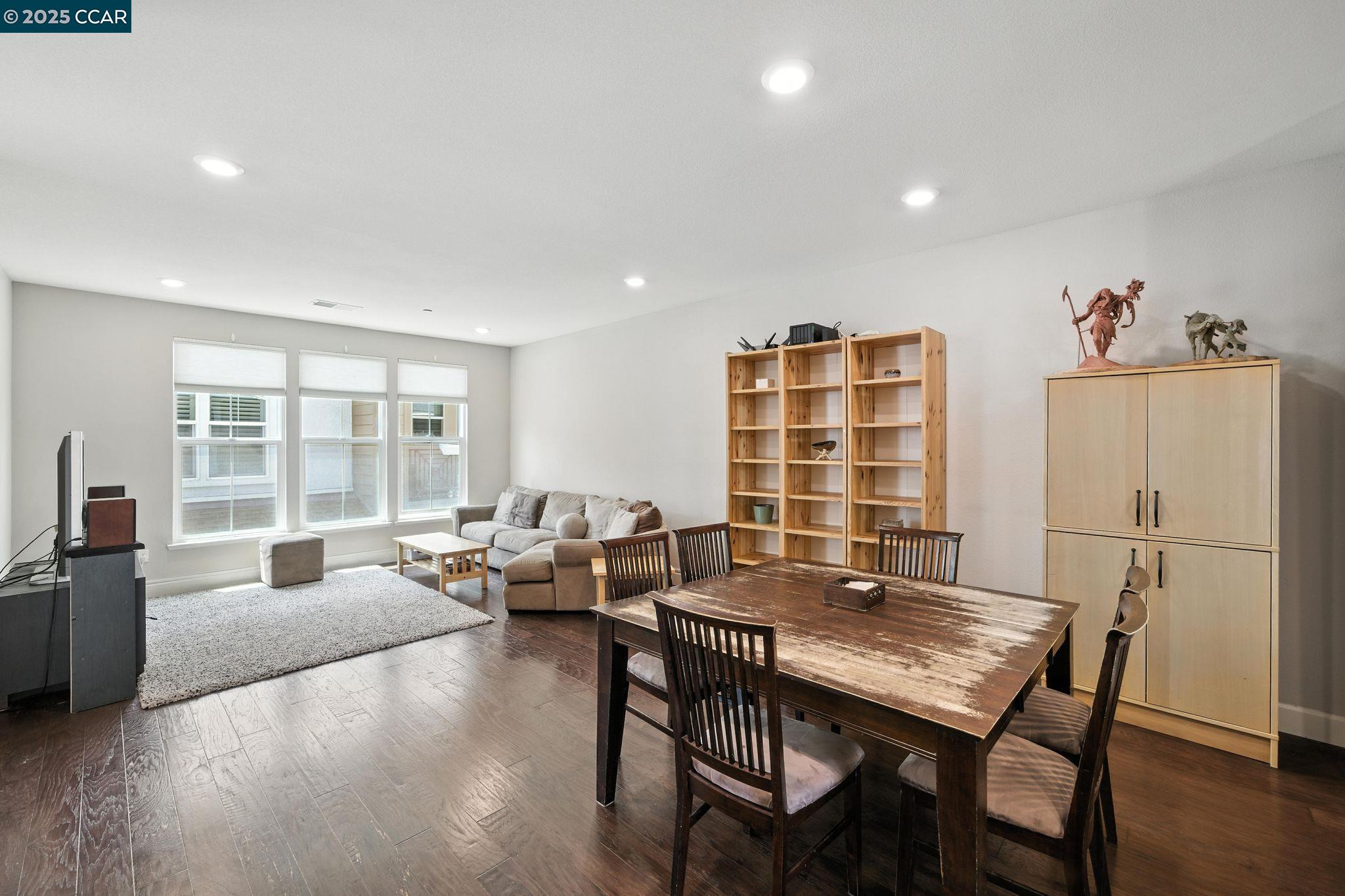 Detail Gallery Image 8 of 47 For 3988 Windsor Way, Dublin,  CA 94568 - 4 Beds | 3/1 Baths