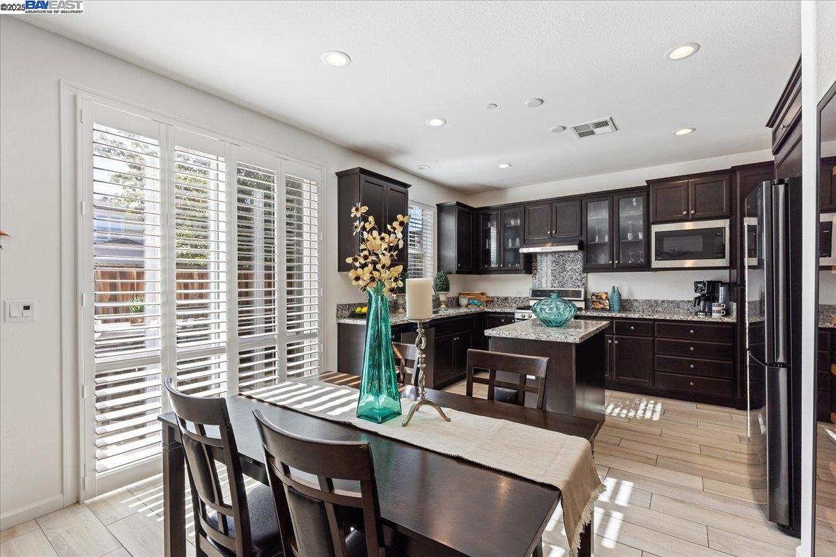 Detail Gallery Image 6 of 28 For 2105 Malbec Cmn, Livermore,  CA 94550 - 3 Beds | 2/1 Baths