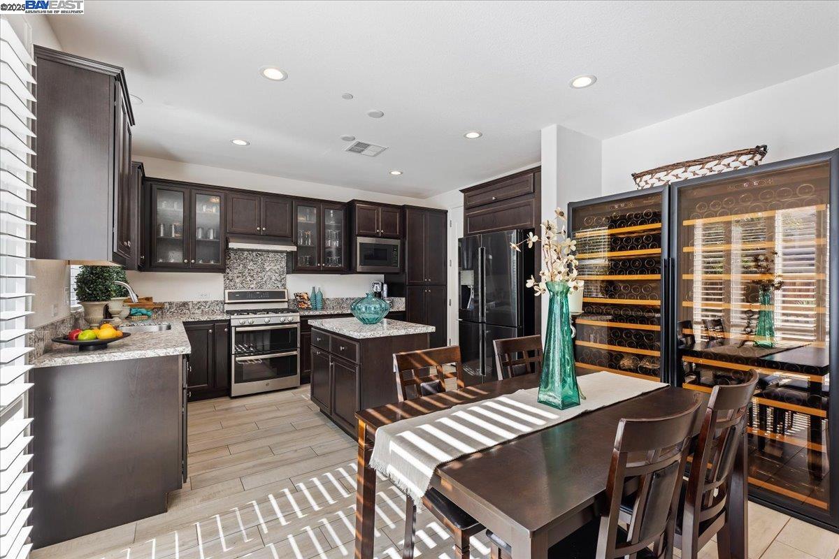 Detail Gallery Image 7 of 28 For 2105 Malbec Cmn, Livermore,  CA 94550 - 3 Beds | 2/1 Baths