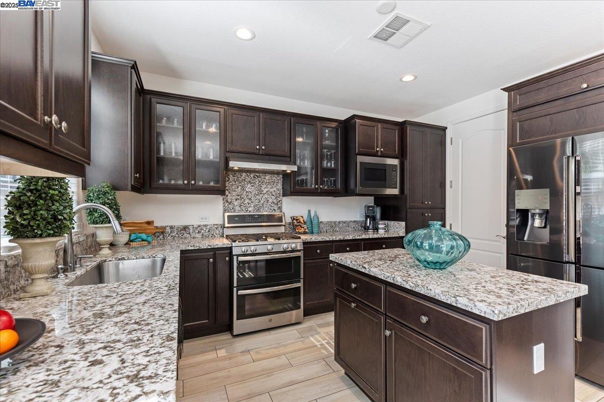 Detail Gallery Image 8 of 28 For 2105 Malbec Cmn, Livermore,  CA 94550 - 3 Beds | 2/1 Baths