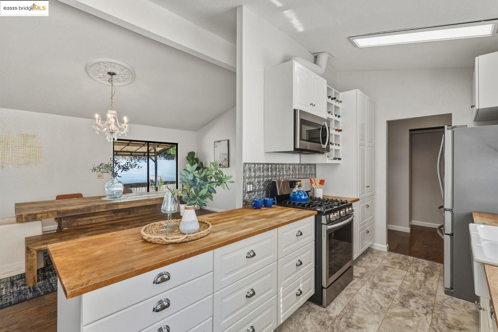 Detail Gallery Image 9 of 27 For 1311 Madison Pl, Woodland,  CA 95776 - 5 Beds | 2 Baths