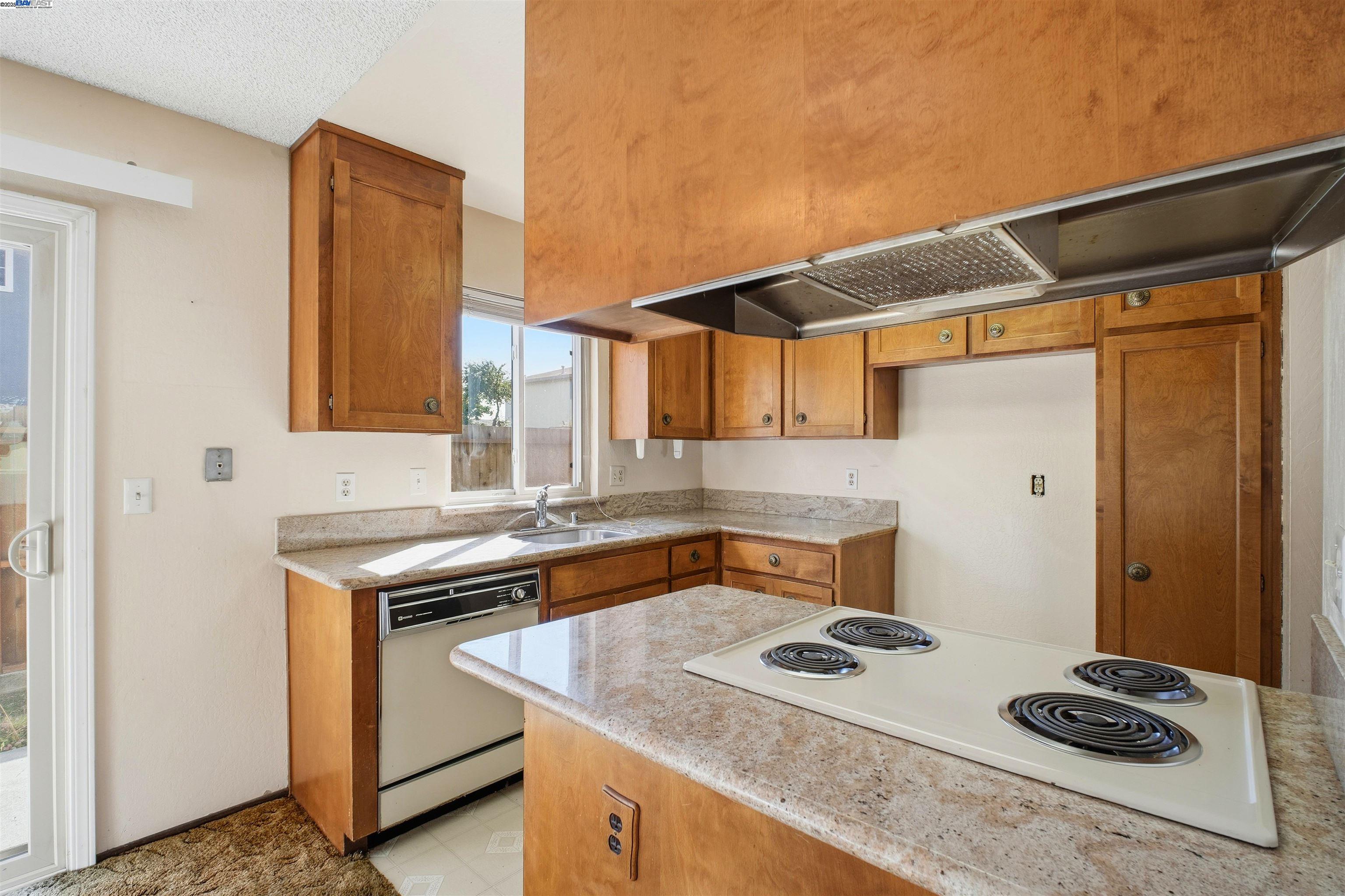 Detail Gallery Image 8 of 22 For 2246 Windlass Way, San Leandro,  CA 94577 - 2 Beds | 1/1 Baths