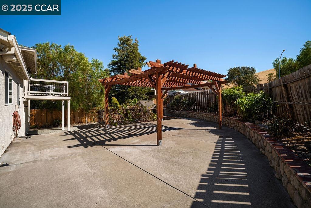 Detail Gallery Image 34 of 43 For 3988 Alta Vista Cir, Pittsburg,  CA 94565 - 4 Beds | 2/1 Baths