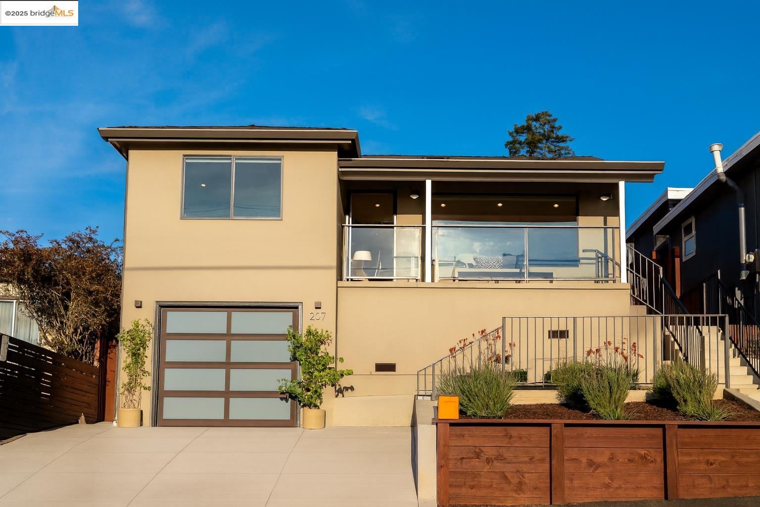 Detail Gallery Image 4 of 47 For 207 Cambridge Ave, Kensington,  CA 94708 - 3 Beds | 2 Baths