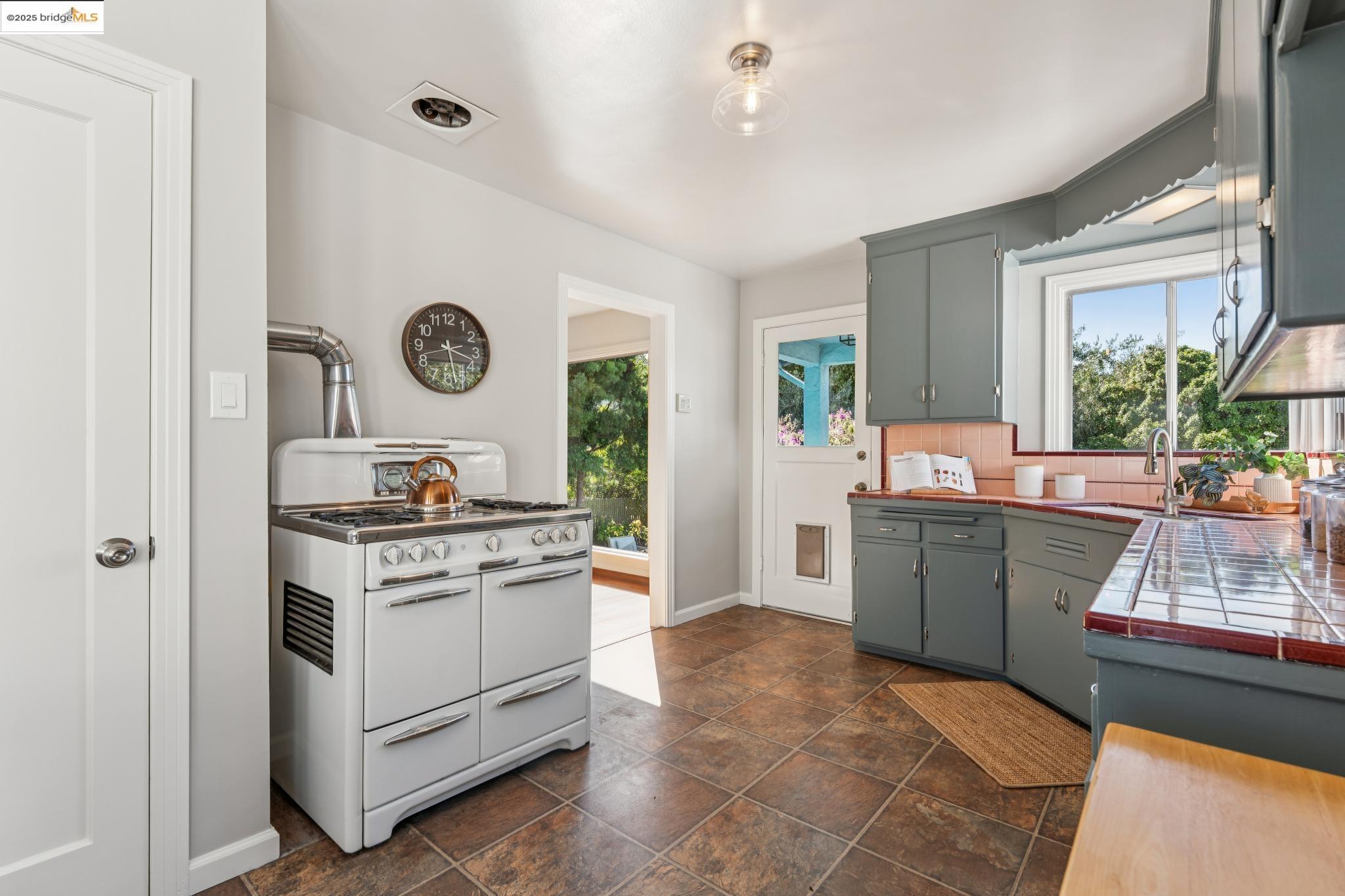 Detail Gallery Image 17 of 58 For 115 Behrens St, El Cerrito,  CA 94530 - 2 Beds | 1/1 Baths