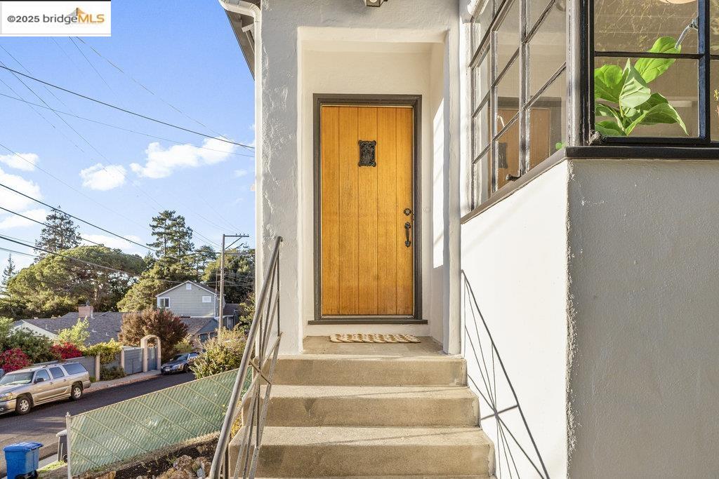 Detail Gallery Image 3 of 54 For 85 Stratford Rd, Kensington,  CA 94707 - 2 Beds | 1 Baths