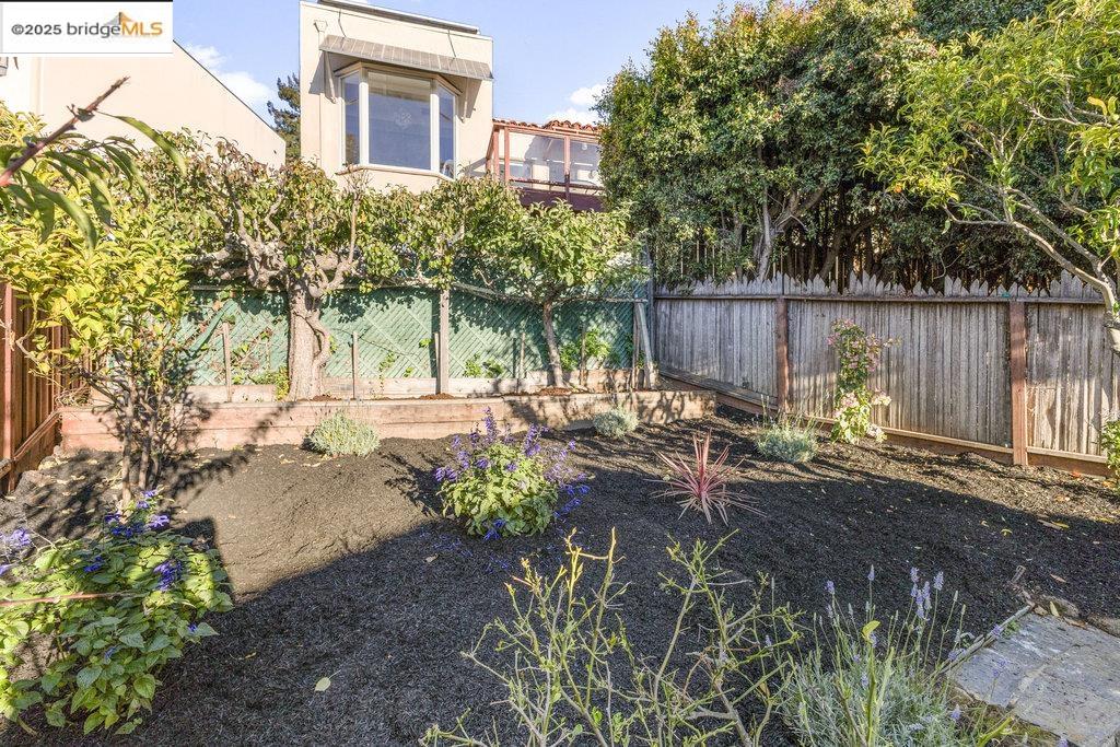 Detail Gallery Image 42 of 54 For 85 Stratford Rd, Kensington,  CA 94707 - 2 Beds | 1 Baths