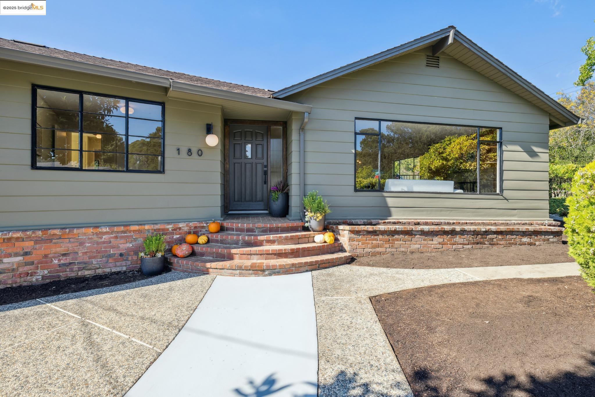 Detail Gallery Image 8 of 56 For 180 Maiden Lane, Oakland,  CA 94062 - 3 Beds | 2 Baths