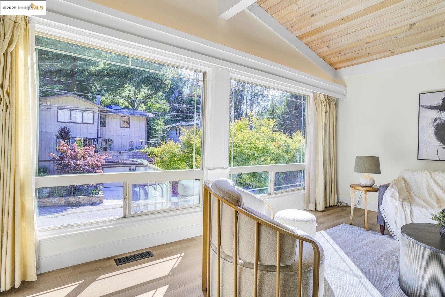 Detail Gallery Image 17 of 38 For 6635 Banning Dr, Oakland,  CA 94611 - 2 Beds | 1/1 Baths