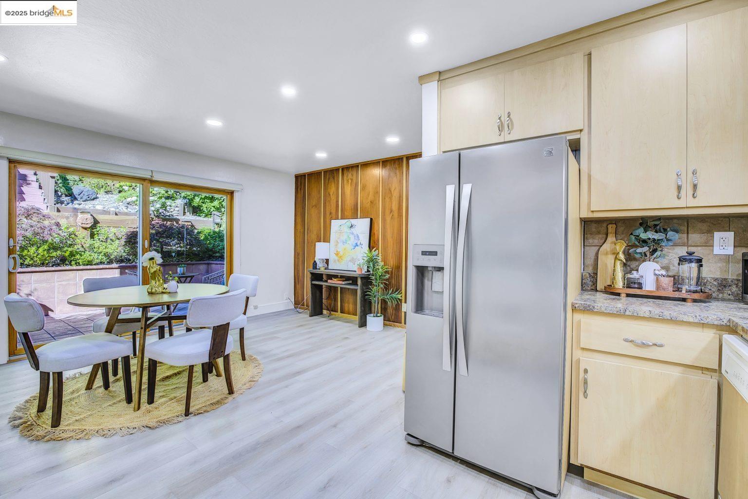 Detail Gallery Image 10 of 38 For 6635 Banning Dr, Oakland,  CA 94611 - 2 Beds | 1/1 Baths