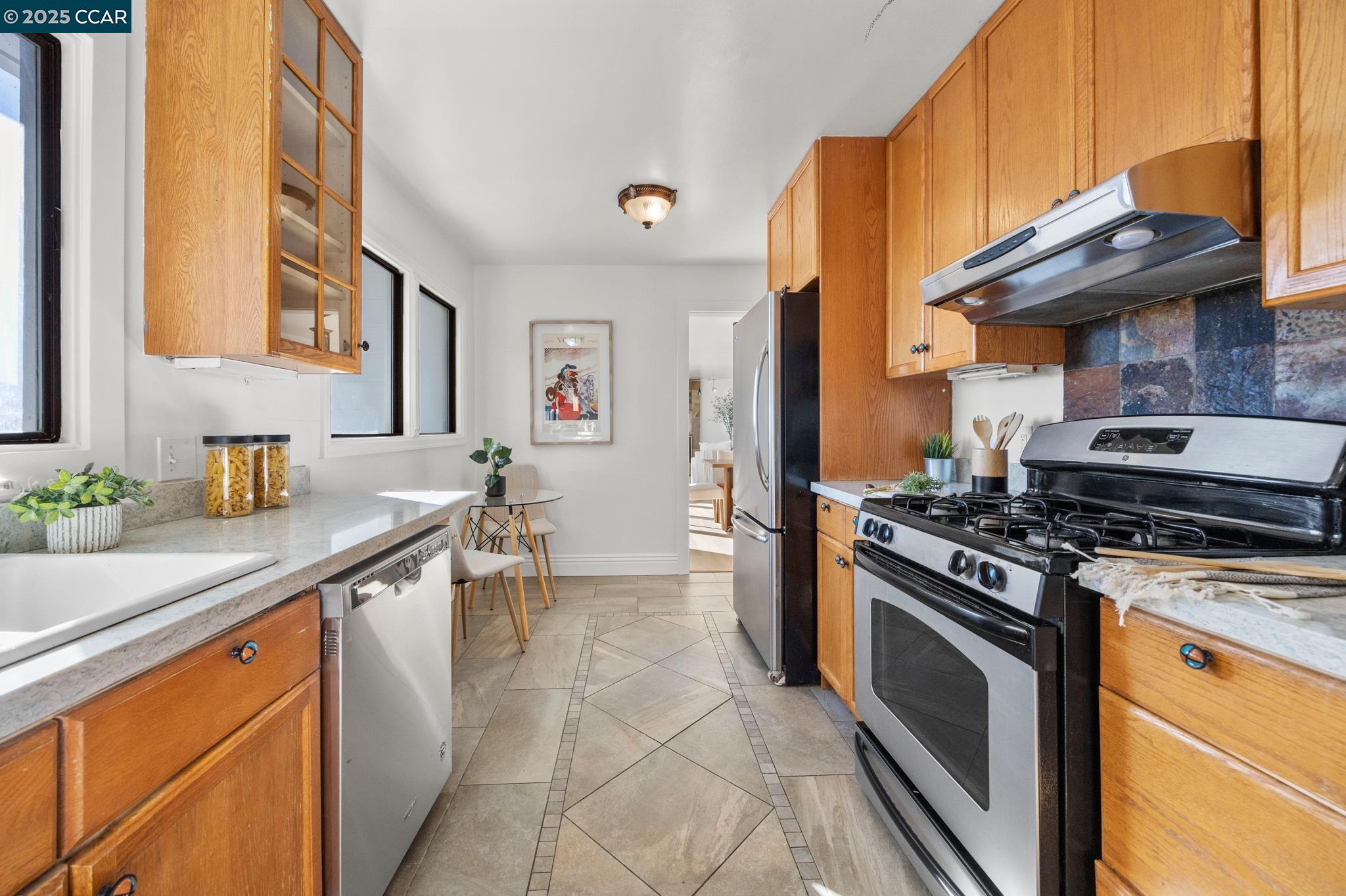 Detail Gallery Image 11 of 43 For 1140 King Dr, El Cerrito,  CA 94530 - 3 Beds | 3 Baths