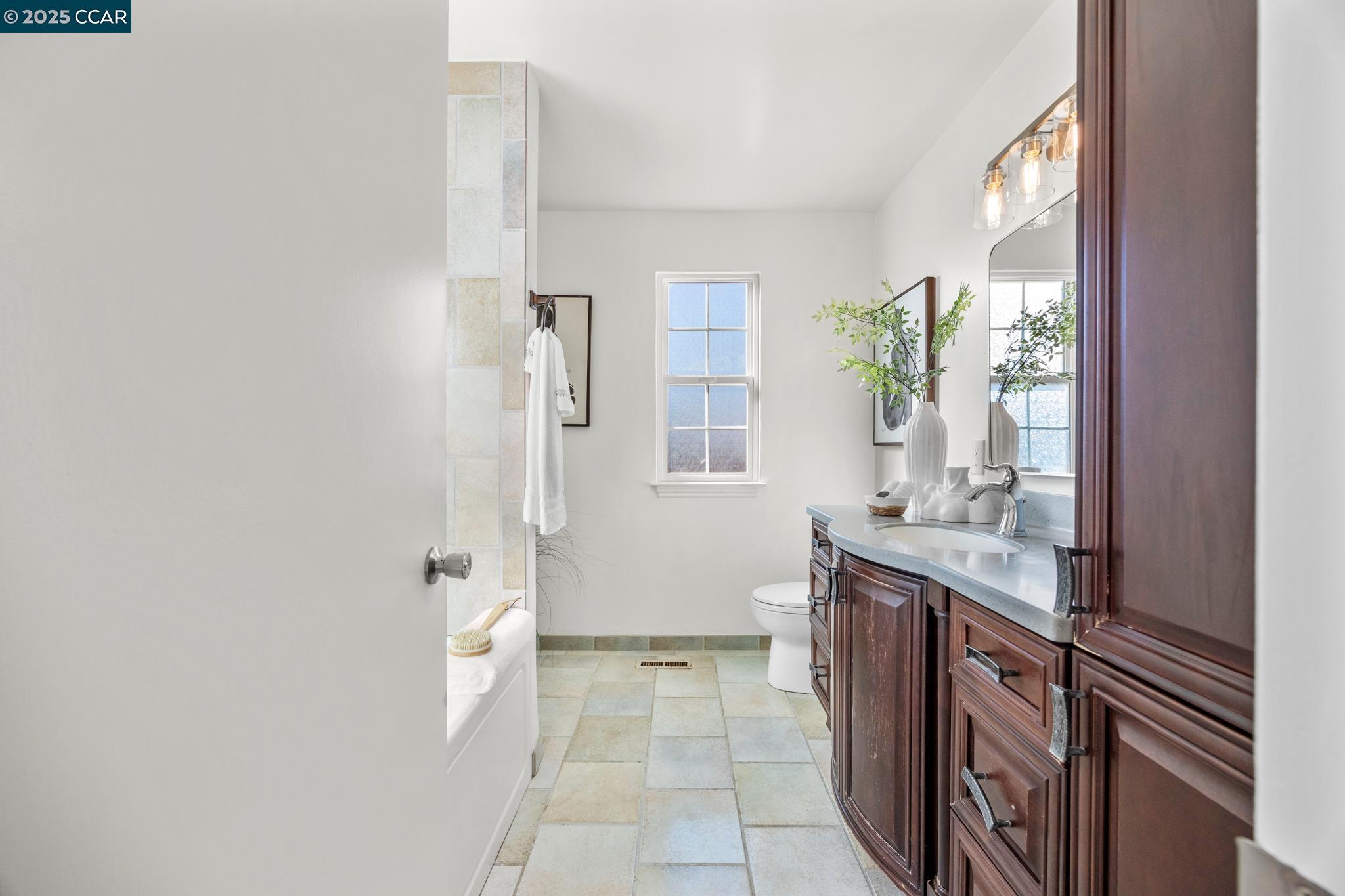 Detail Gallery Image 24 of 43 For 1140 King Dr, El Cerrito,  CA 94530 - 3 Beds | 3 Baths