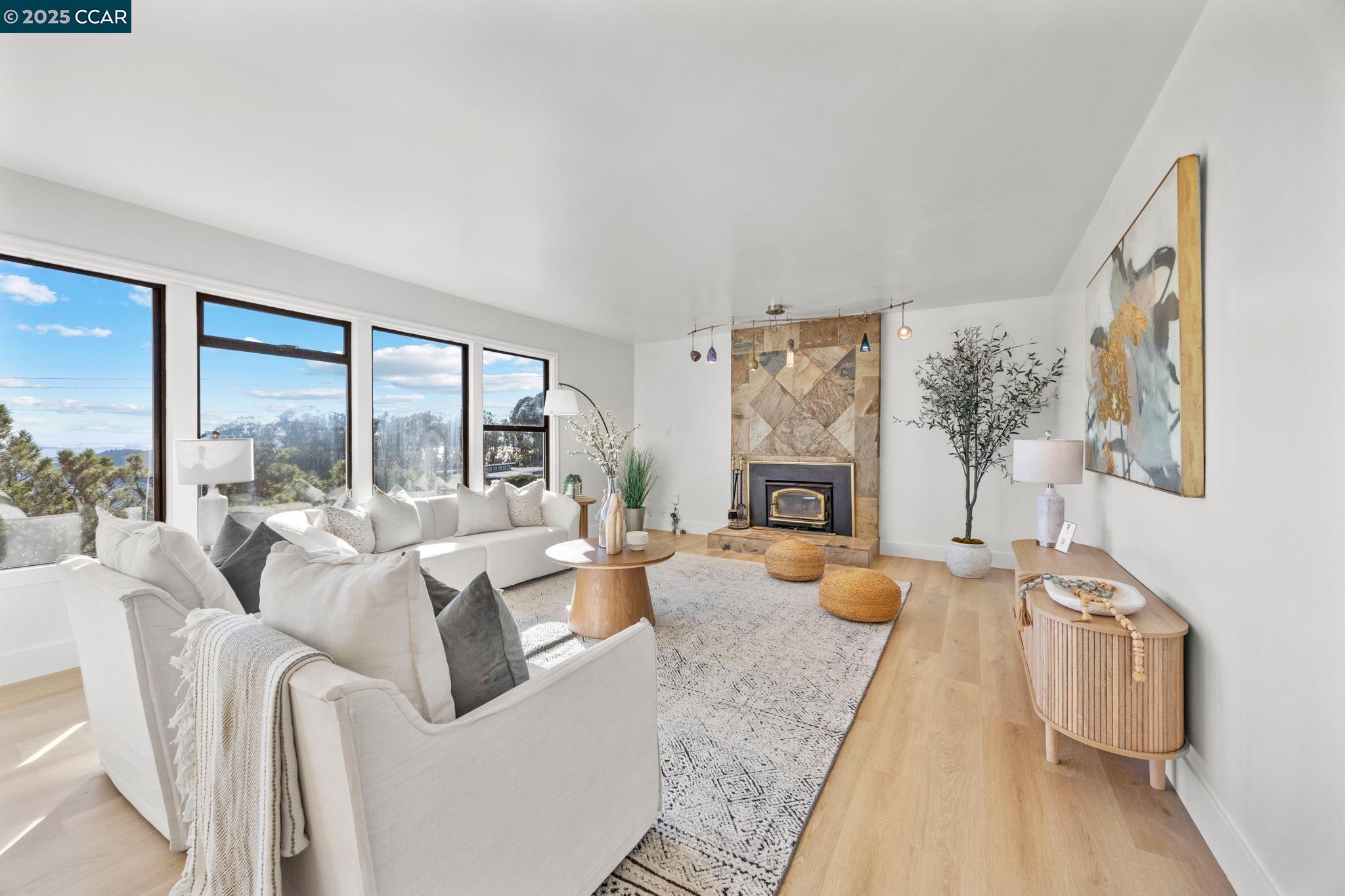 Detail Gallery Image 8 of 43 For 1140 King Dr, El Cerrito,  CA 94530 - 3 Beds | 3 Baths