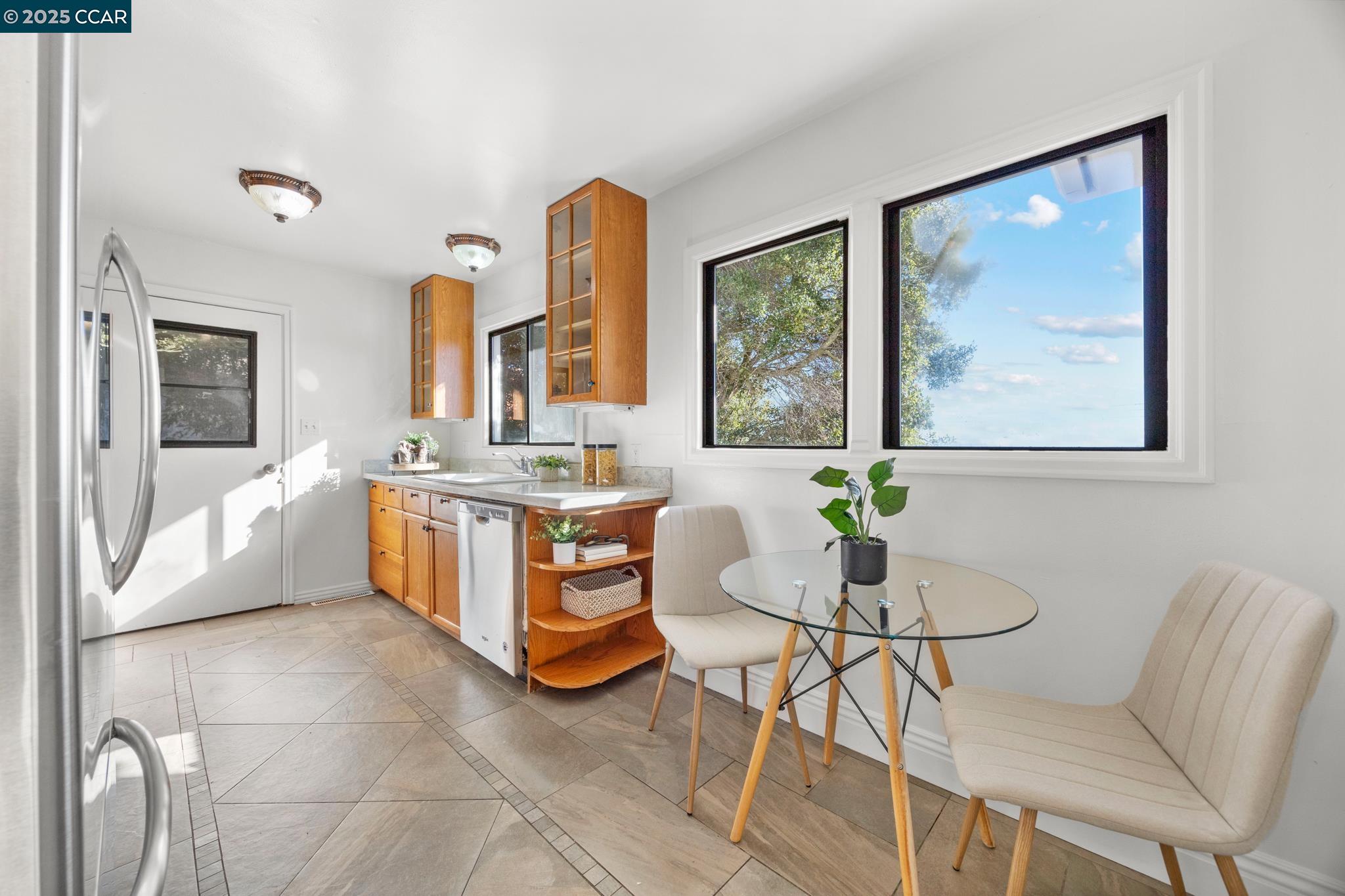 Detail Gallery Image 10 of 43 For 1140 King Dr, El Cerrito,  CA 94530 - 3 Beds | 3 Baths