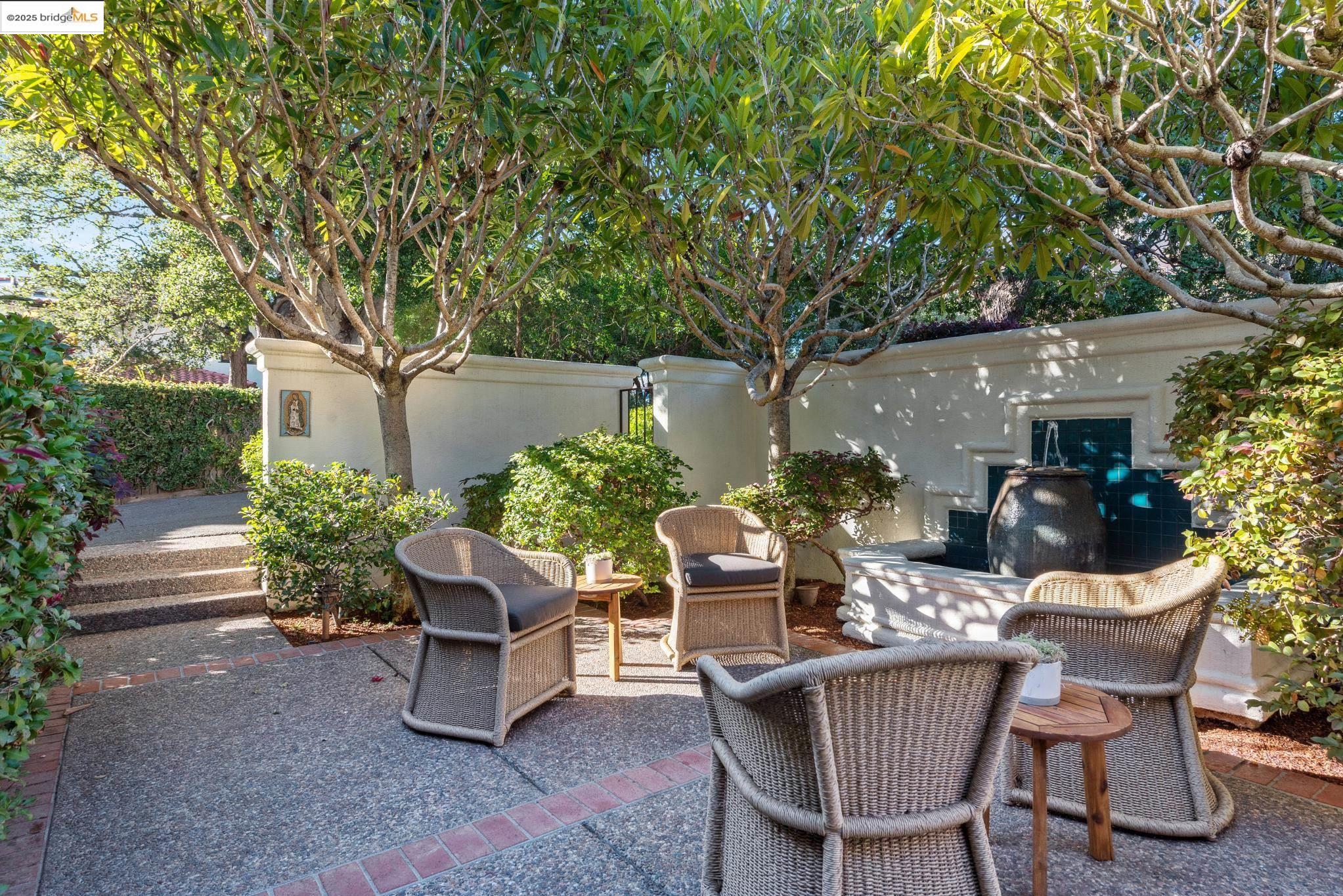 Detail Gallery Image 4 of 60 For 5311 Golden Gate Ave, Oakland,  CA 94618 - 4 Beds | 3/1 Baths