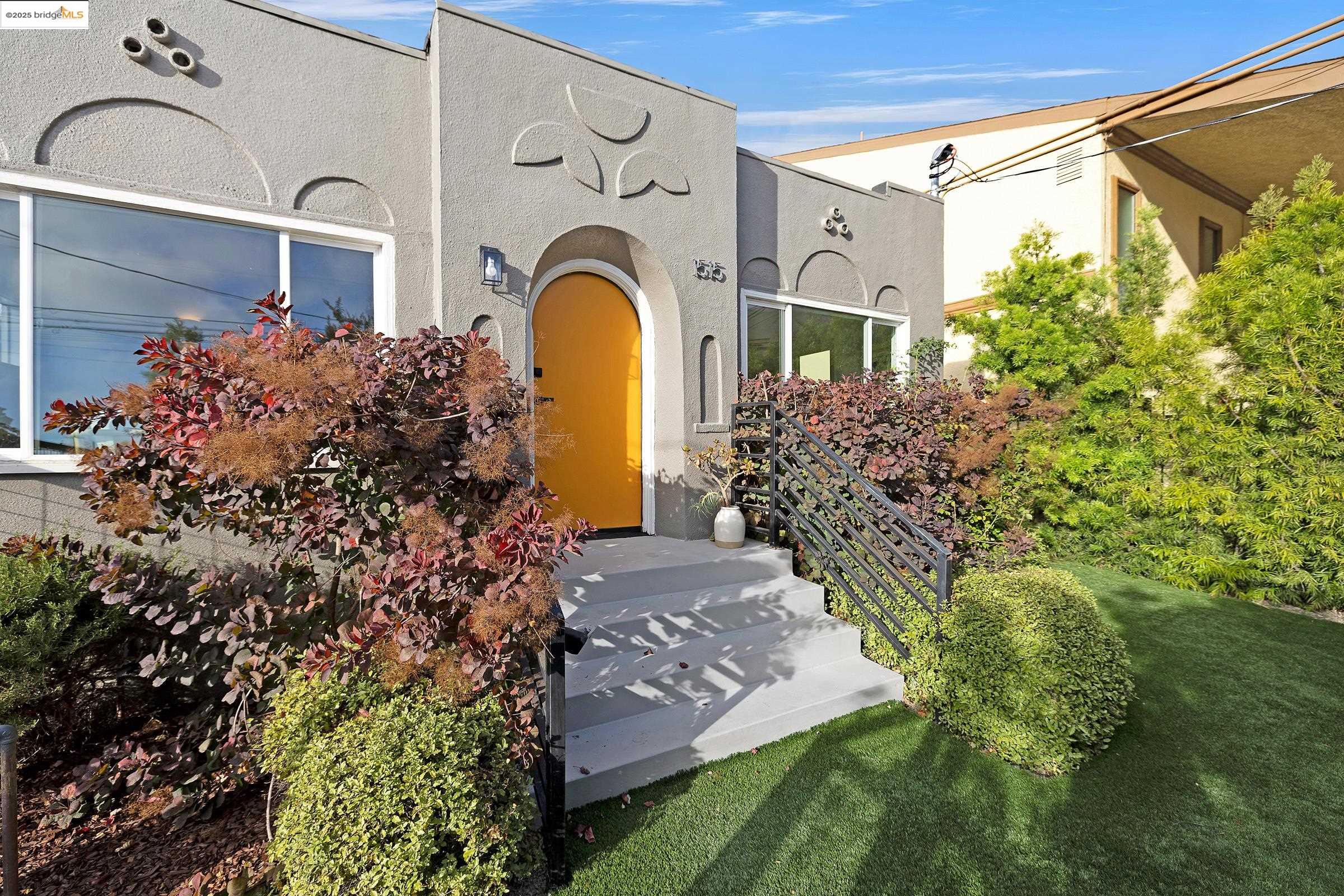 Detail Gallery Image 2 of 59 For 1515 Derby St, Berkeley,  CA 94703 - 4 Beds | 2 Baths