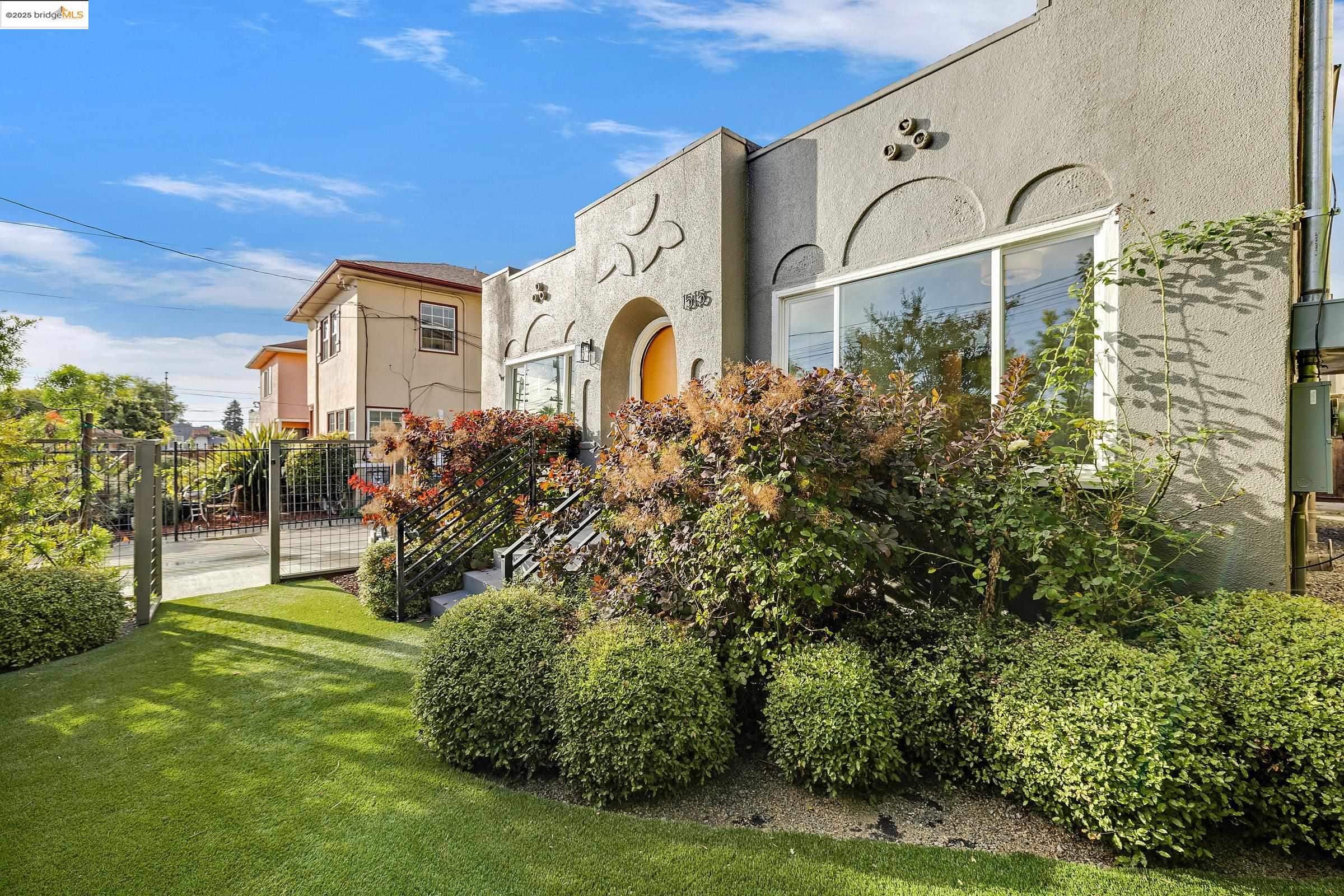 Detail Gallery Image 3 of 59 For 1515 Derby St, Berkeley,  CA 94703 - 4 Beds | 2 Baths