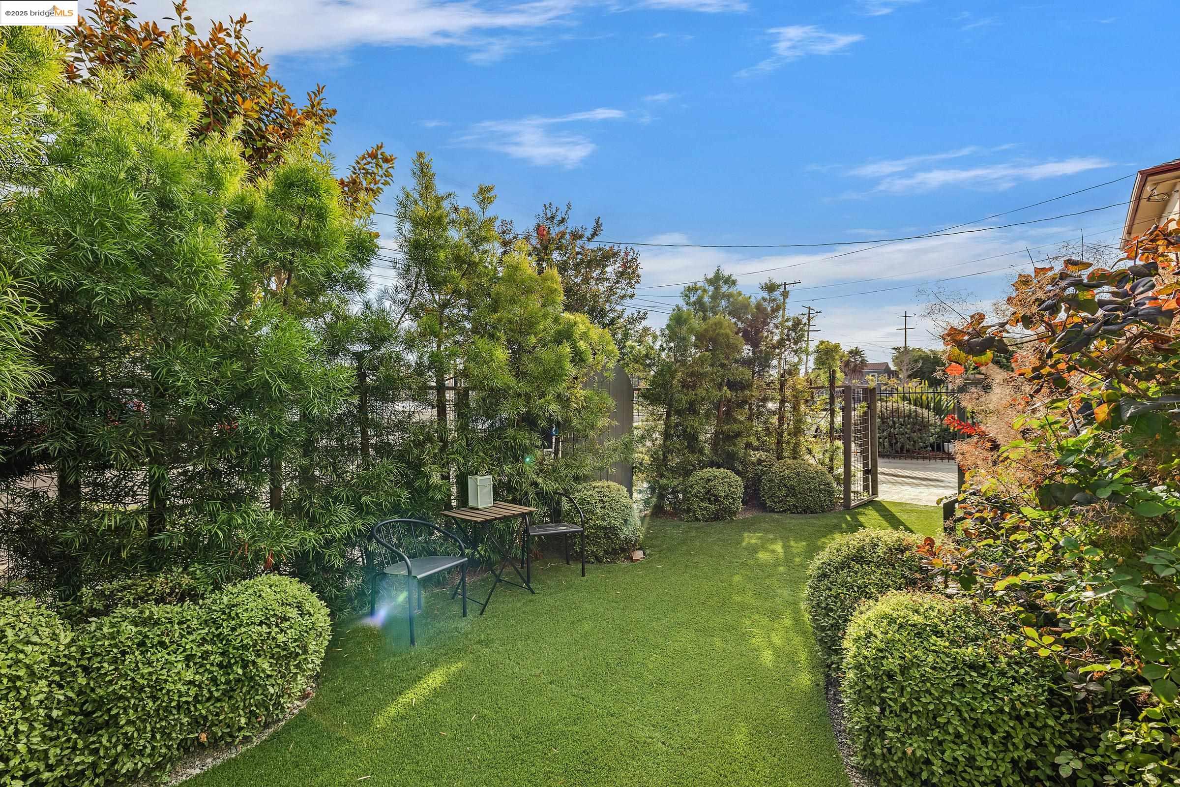 Detail Gallery Image 4 of 59 For 1515 Derby St, Berkeley,  CA 94703 - 4 Beds | 2 Baths