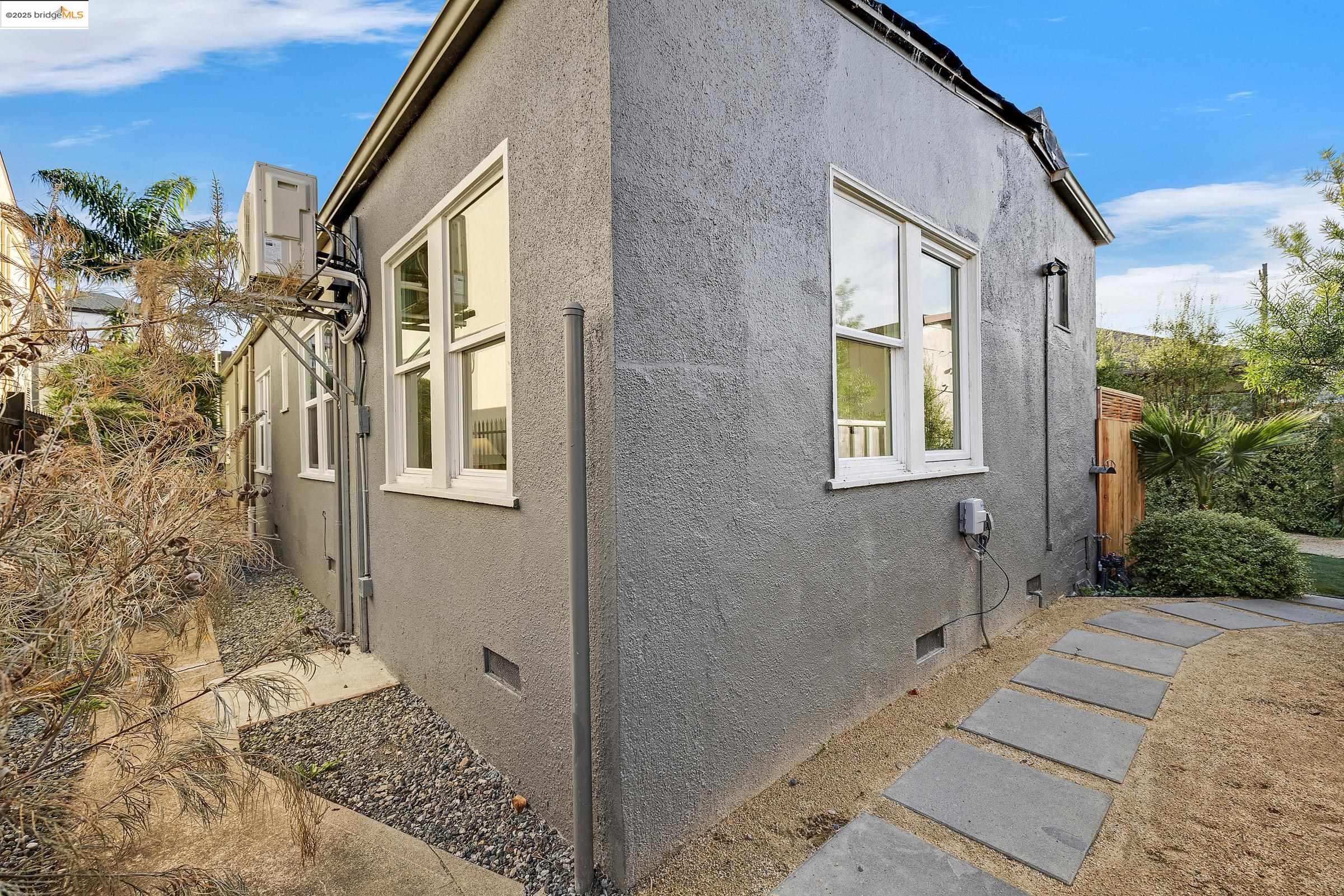 Detail Gallery Image 32 of 60 For 1515 Derby St, Berkeley,  CA 94703 - 4 Beds | 2 Baths