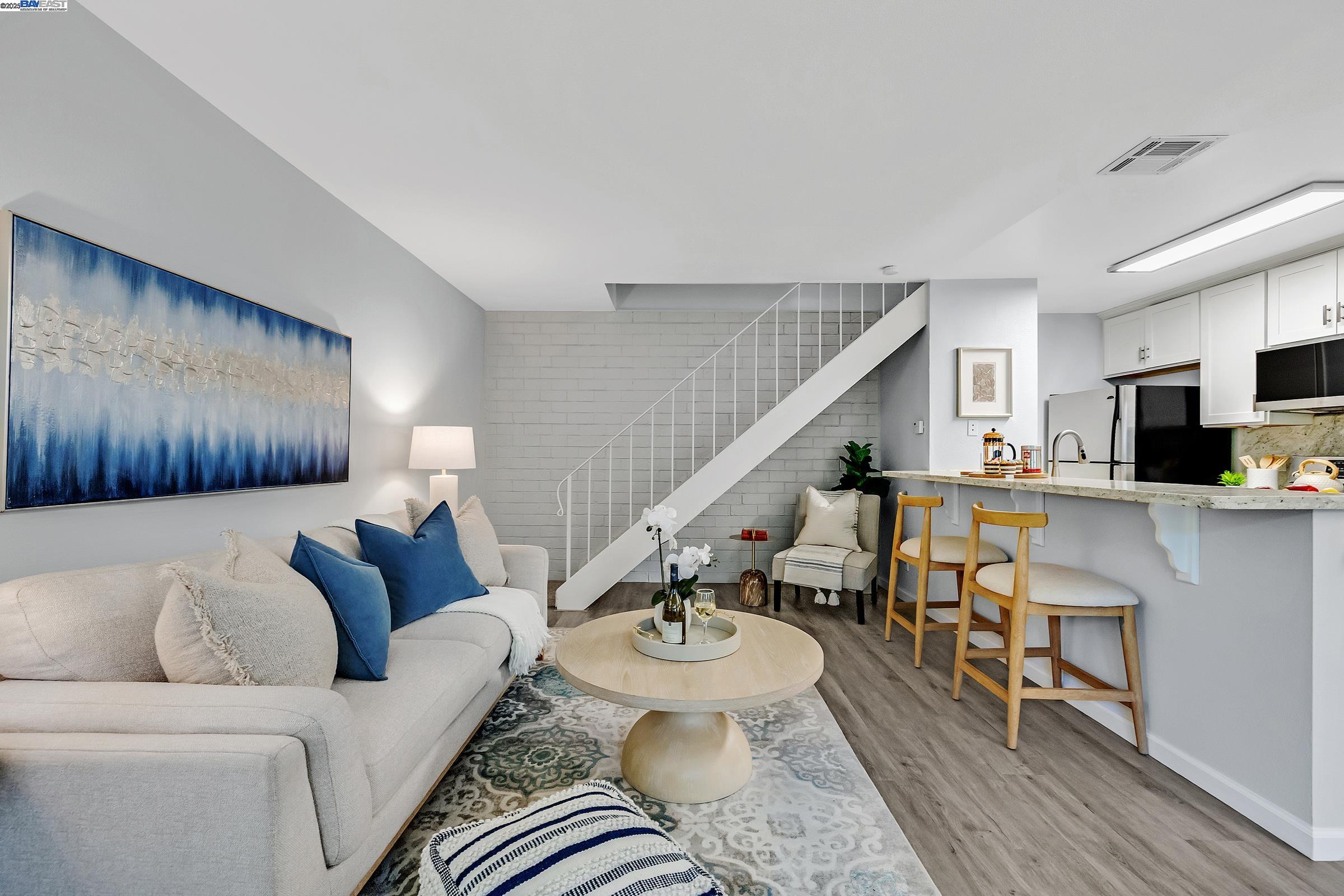 Detail Gallery Image 2 of 34 For 2207 Segundo Ct #2,  Pleasanton,  CA 94588 - 2 Beds | 1 Baths