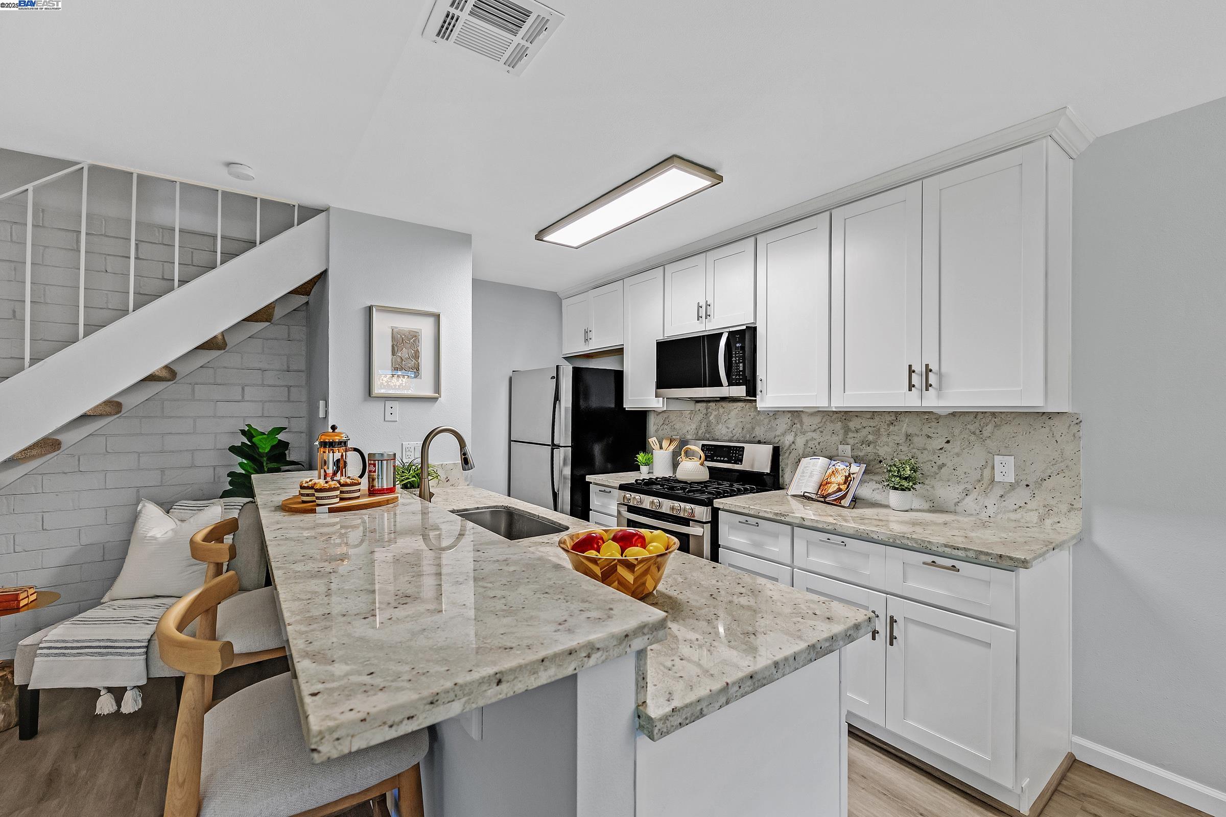 Detail Gallery Image 8 of 34 For 2207 Segundo Ct #2,  Pleasanton,  CA 94588 - 2 Beds | 1 Baths