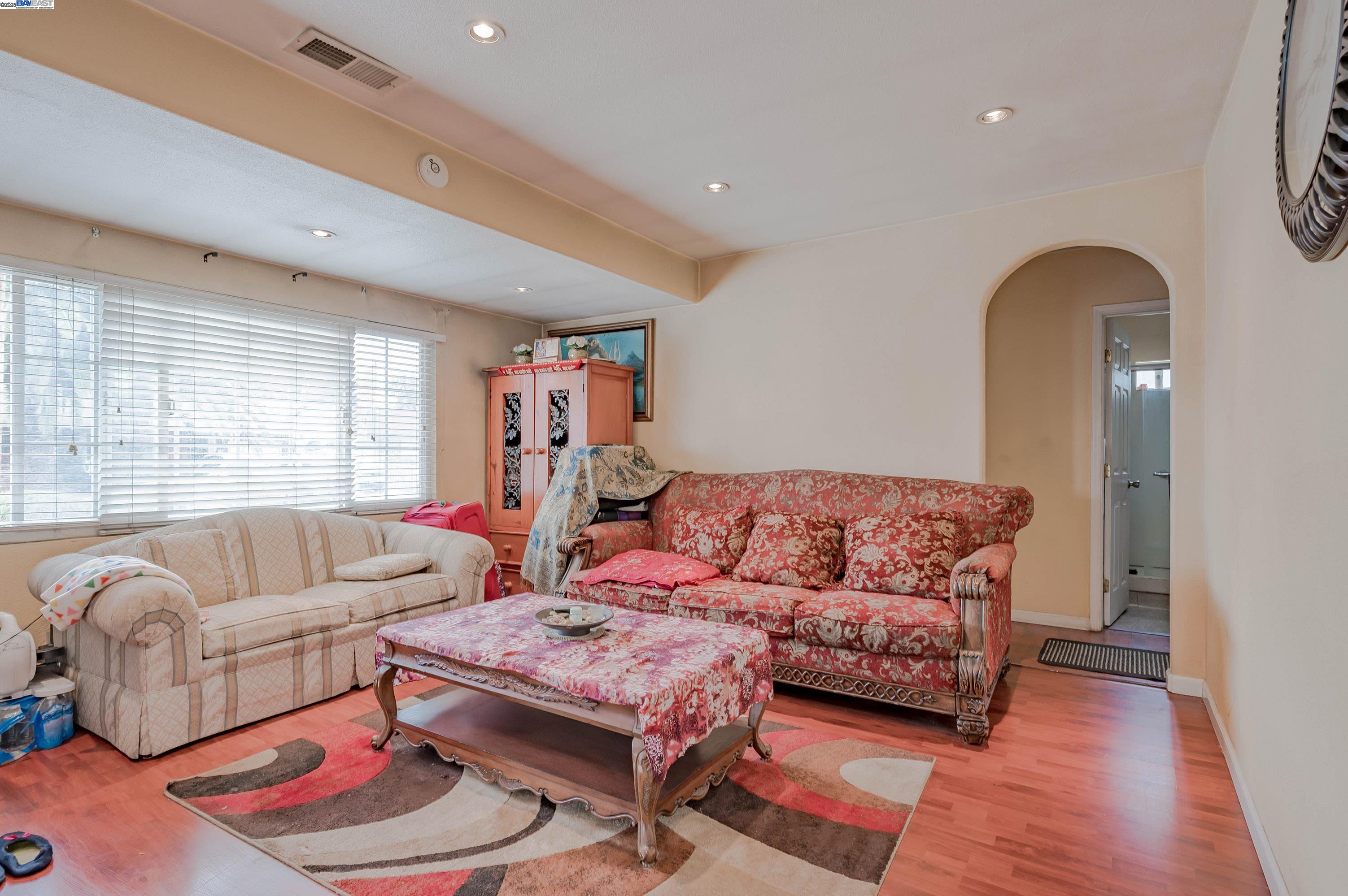 Detail Gallery Image 5 of 13 For 25512 Tarman Ave, Hayward,  CA 94544 - 4 Beds | 2 Baths