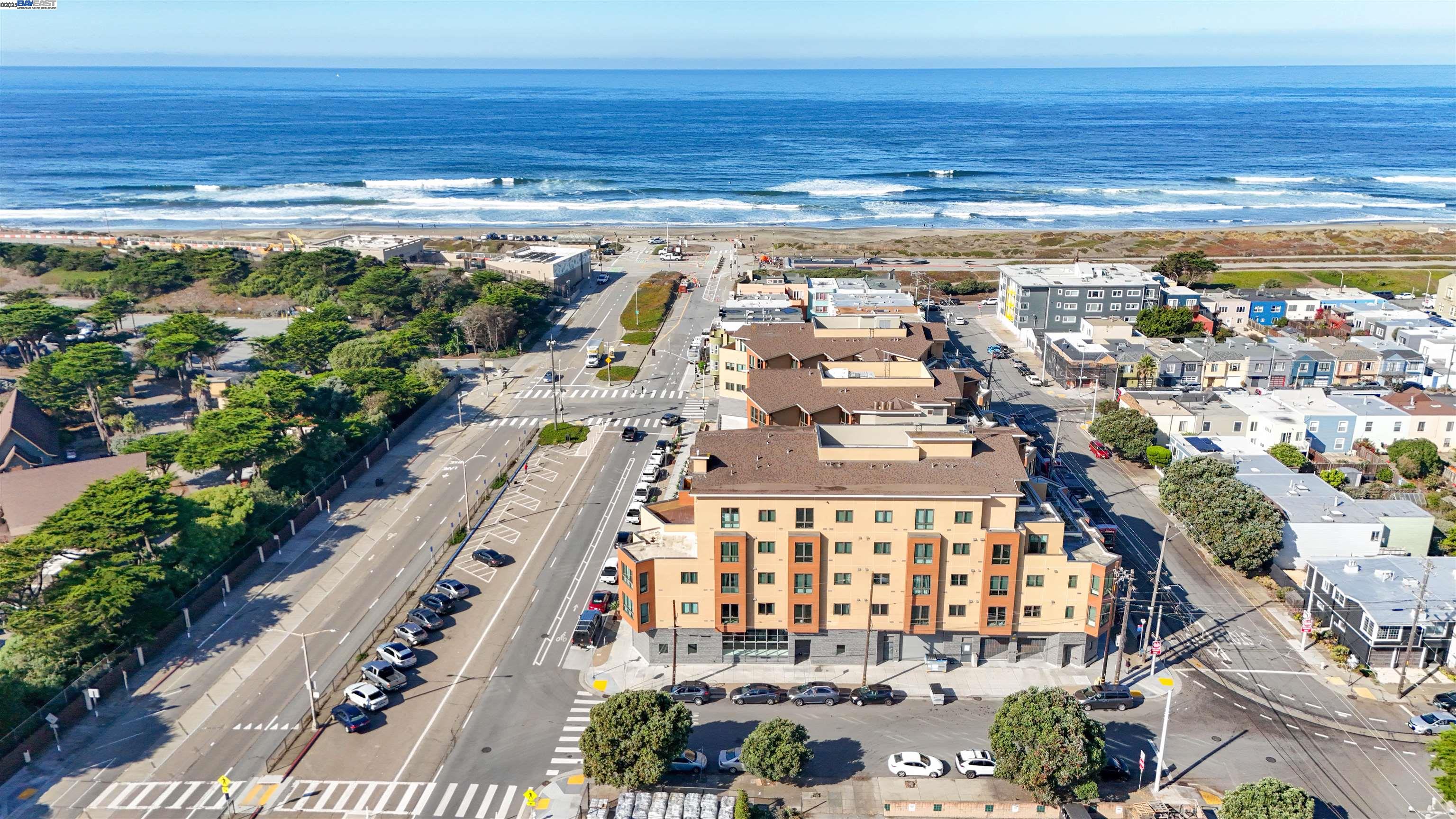 Detail Gallery Image 3 of 60 For 3535 Wawona St #431,  San Francisco,  CA 94116 - 2 Beds | 2 Baths