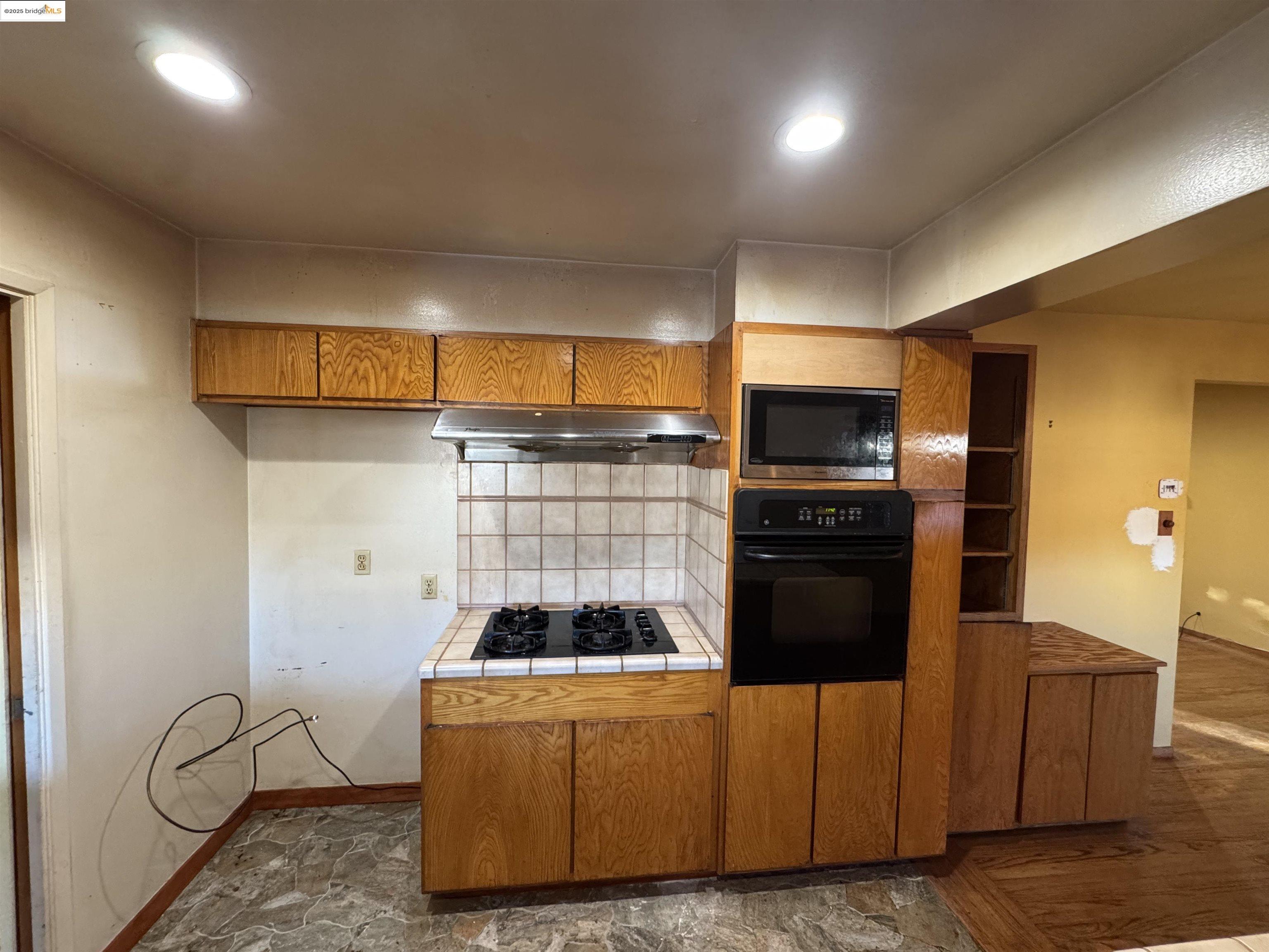 Detail Gallery Image 22 of 55 For 9 Leamont Court, Oakland,  CA 94605 - 3 Beds | 2 Baths