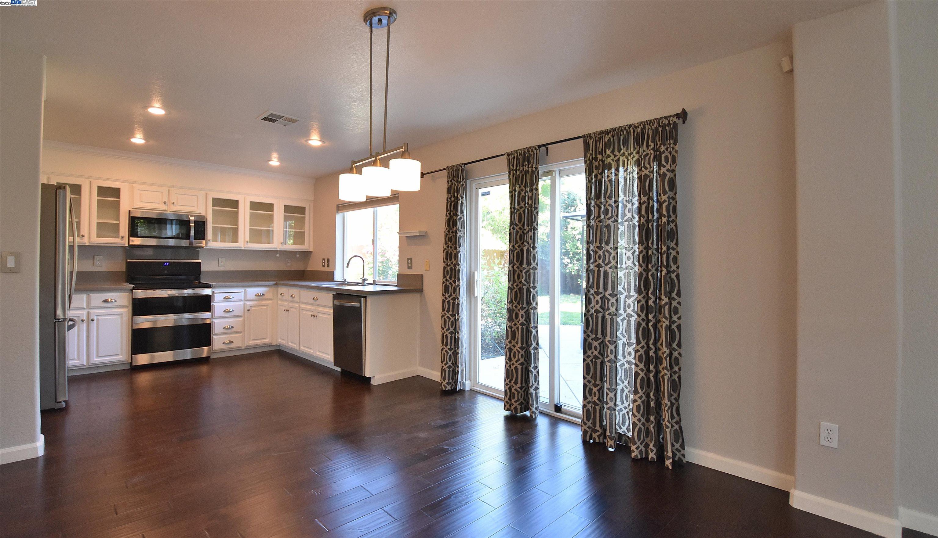 Detail Gallery Image 13 of 37 For 2545 Bridle Creek Ct, Tracy,  CA 95377 - 4 Beds | 2/1 Baths