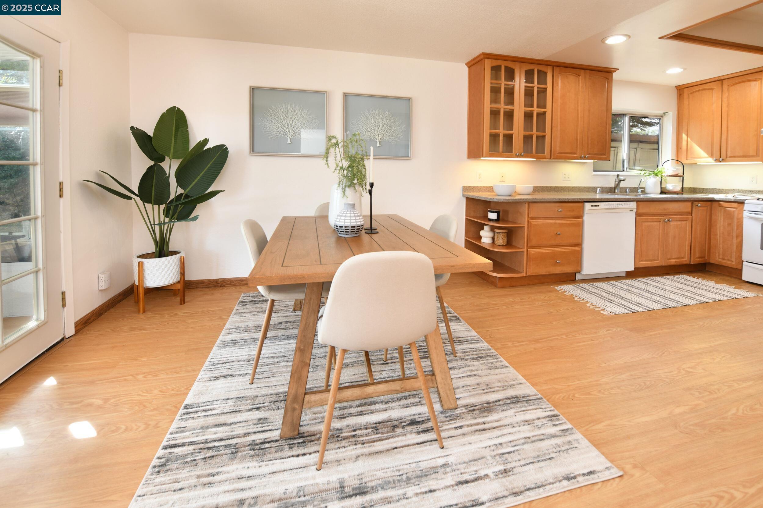 Detail Gallery Image 8 of 31 For 2558 Silvercrest Ct., Pinole,  CA 94564 - 3 Beds | 2 Baths