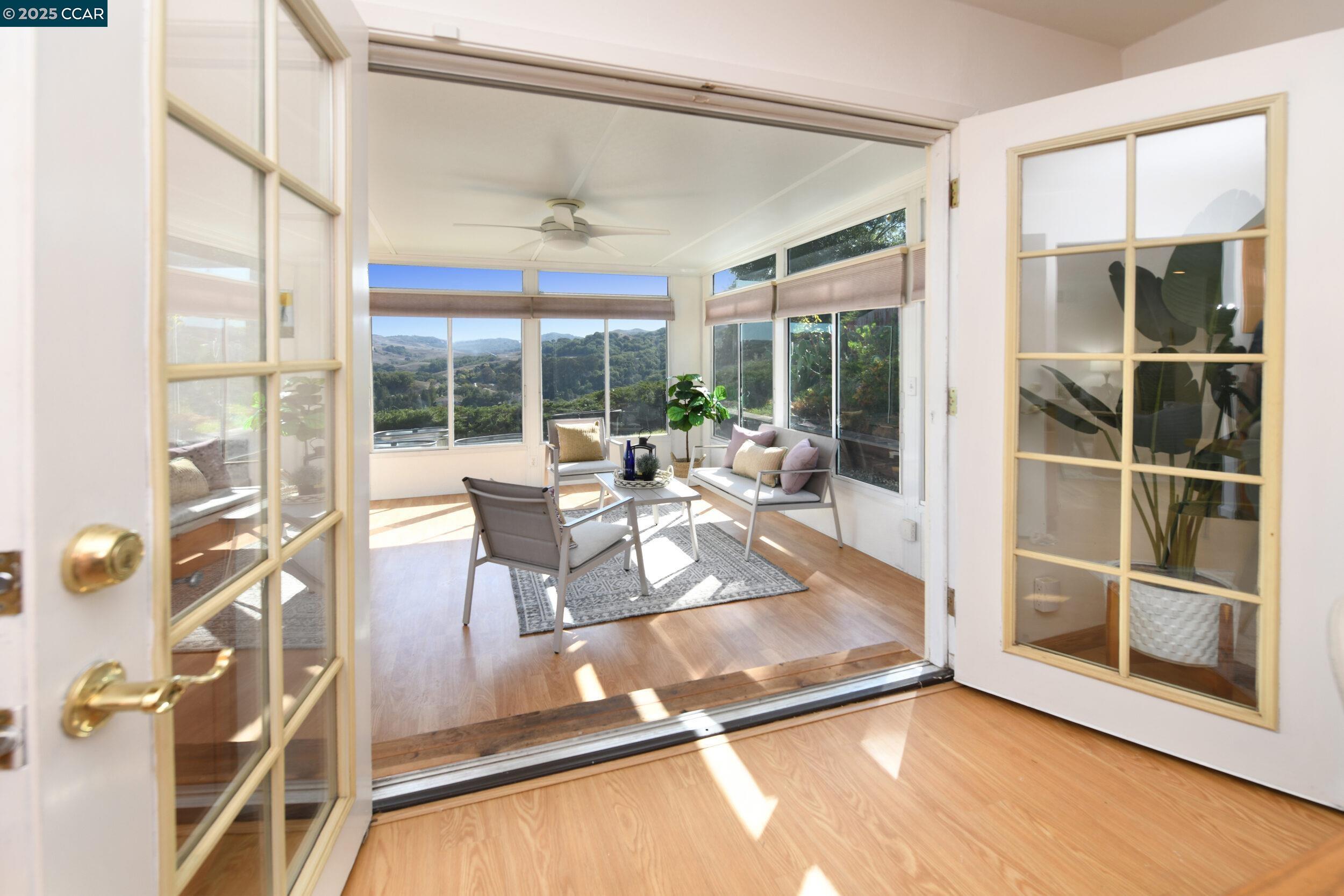 Detail Gallery Image 9 of 31 For 2558 Silvercrest Ct., Pinole,  CA 94564 - 3 Beds | 2 Baths